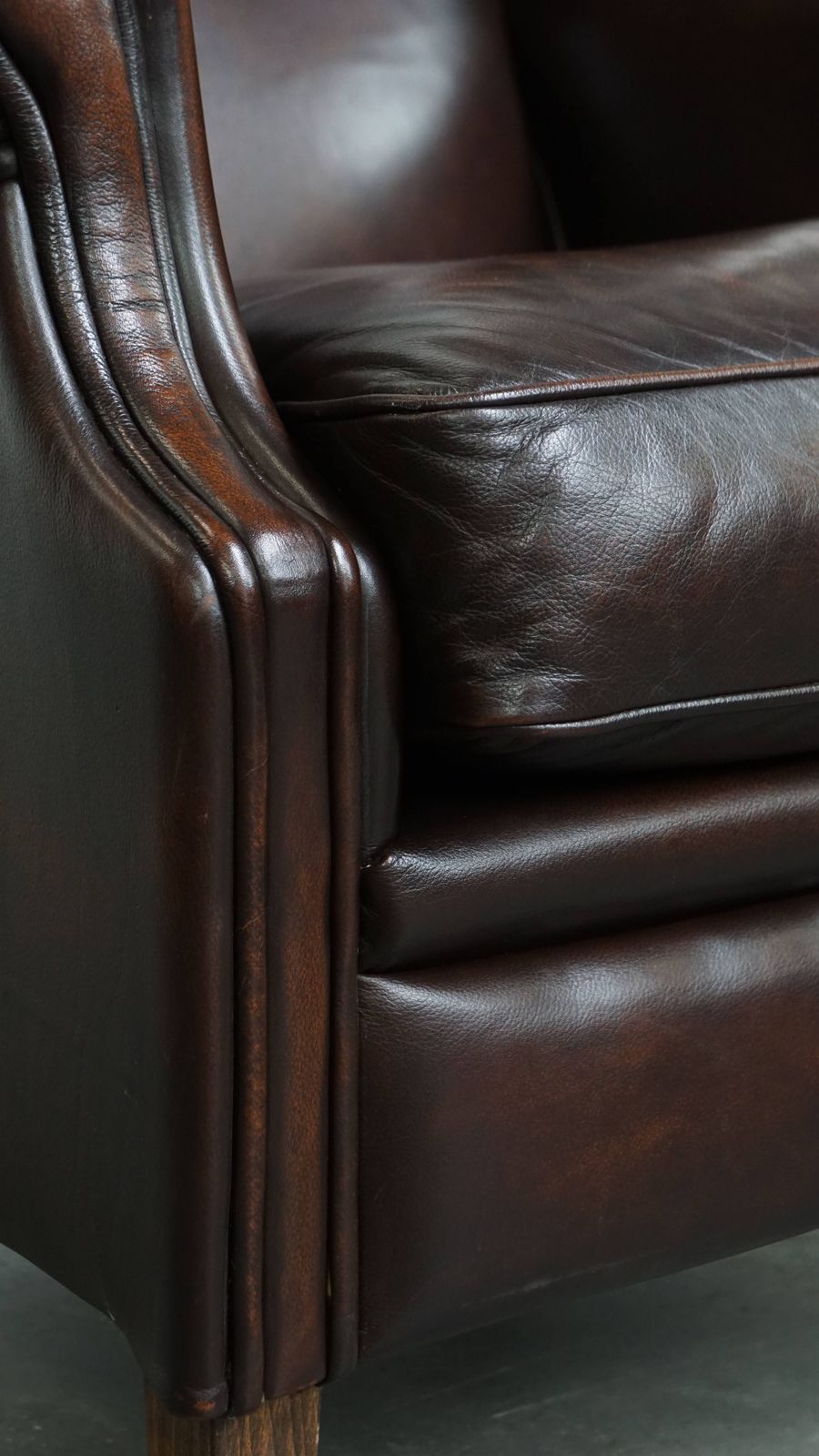 photo vinterior Zeer Mooie En Comfortabele Wingback Fauteuil Van Koeienhuid In Engelse Stijl