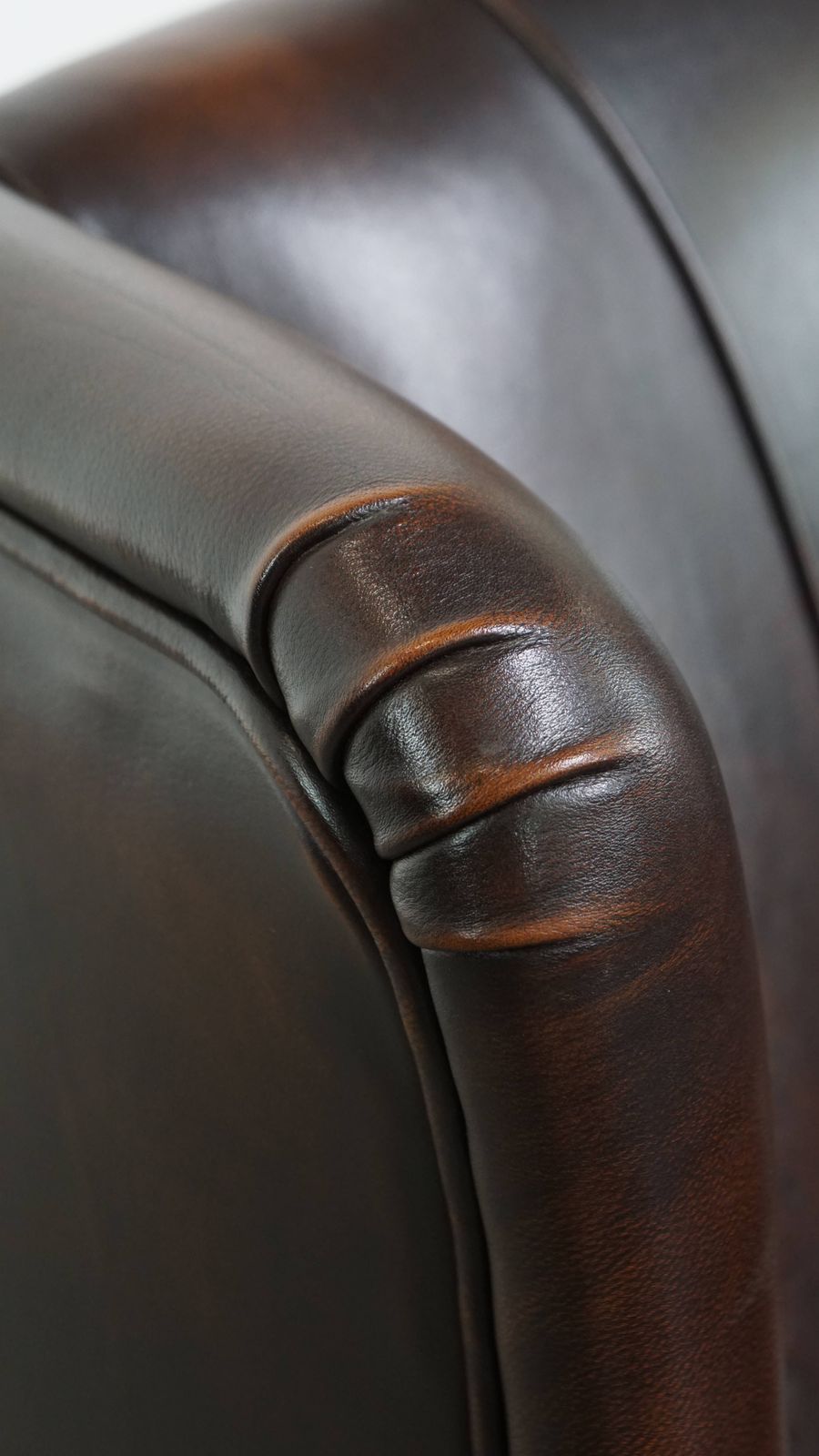 photo buy Zeer Mooie En Comfortabele Wingback Fauteuil Van Koeienhuid In Engelse Stijl