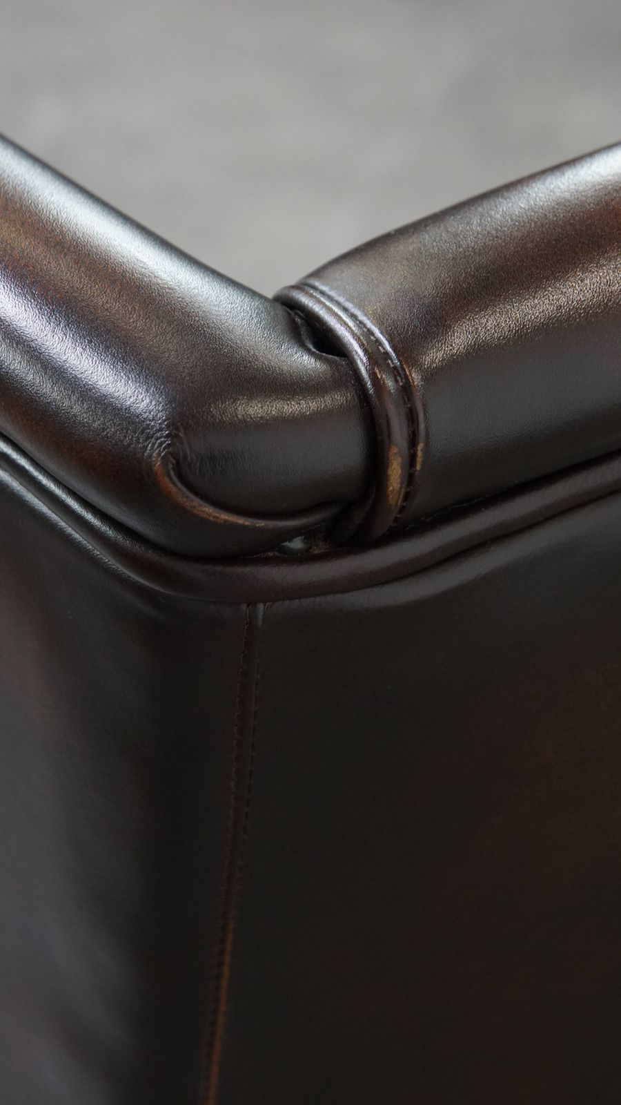 photo vintage Very Beautiful And Comfortable Wing Chair Made Of Cowhide In English Style