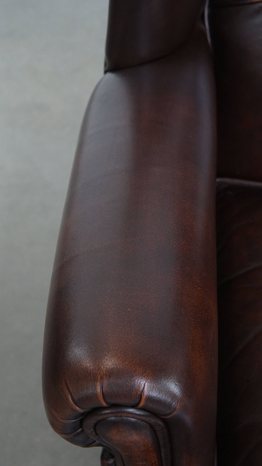Engelse Stijl Wingback Fauteuil In Koeienhuidleer photo buy