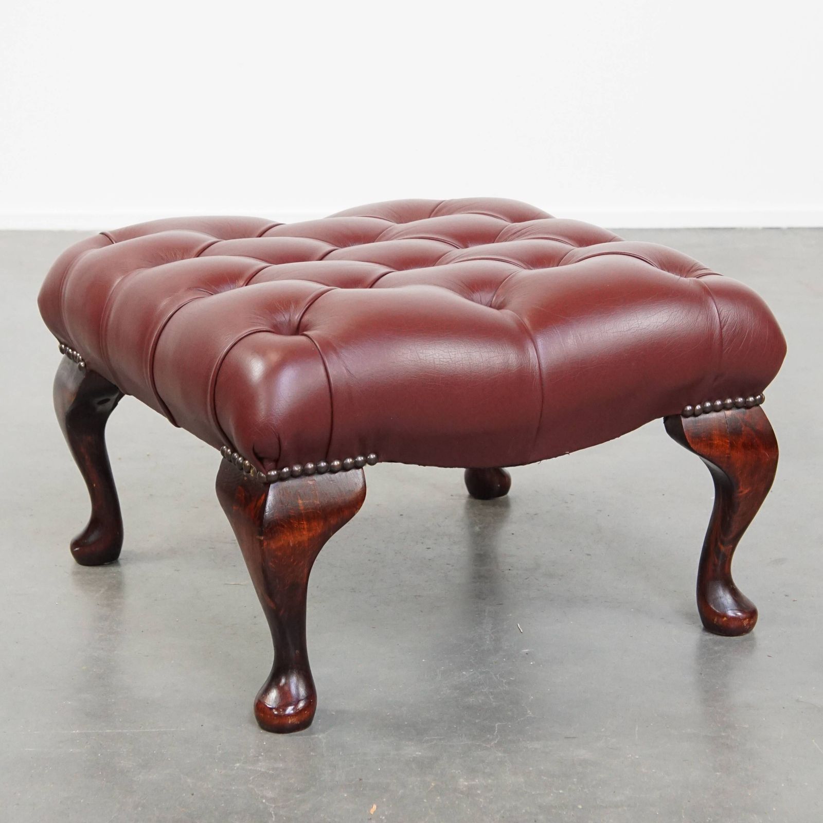 Elegant Red/Brown Chesterfield Stool Made Of Cowhide In Very Good Condition