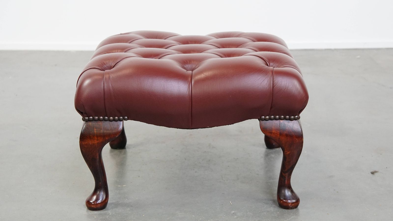 Elegante Rood/Bruine Chesterfield Poef Van Koeienhuid In Zeer Goede Staat photo furniture