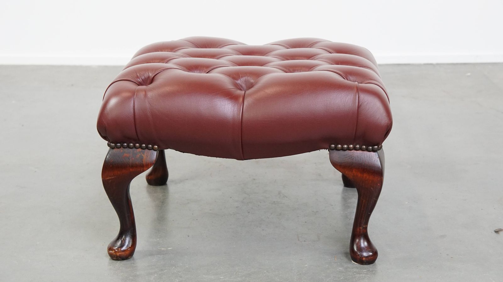 Elegante Rood/Bruine Chesterfield Poef Van Koeienhuid In Zeer Goede Staat photo Meubels