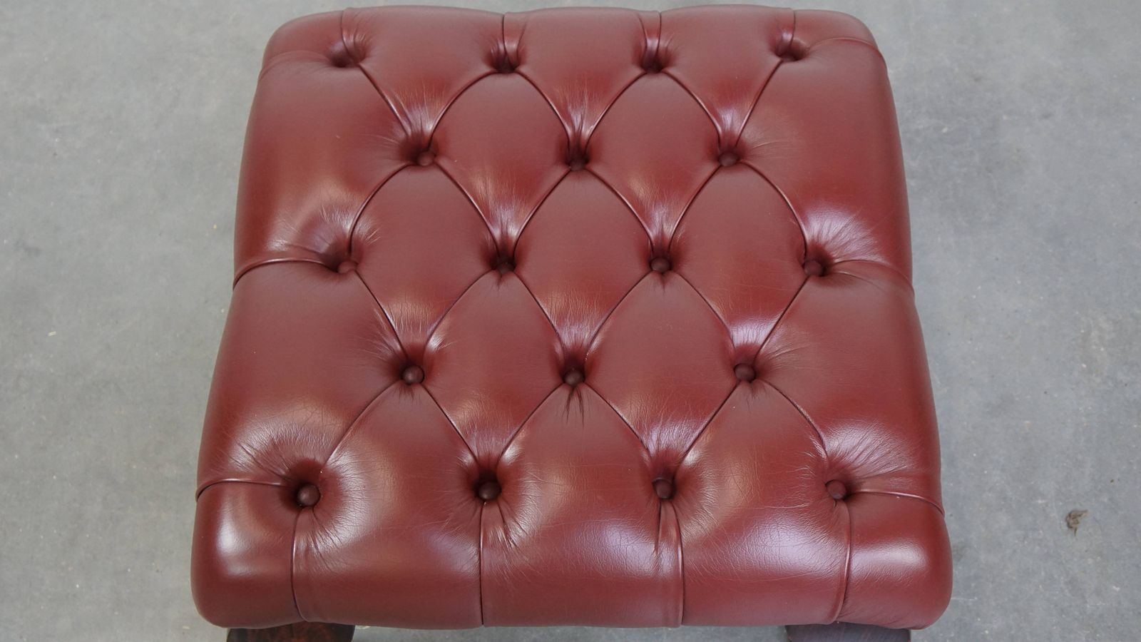 Elegant Red/Brown Chesterfield Stool Made Of Cowhide In Very Good Condition photo vinterior