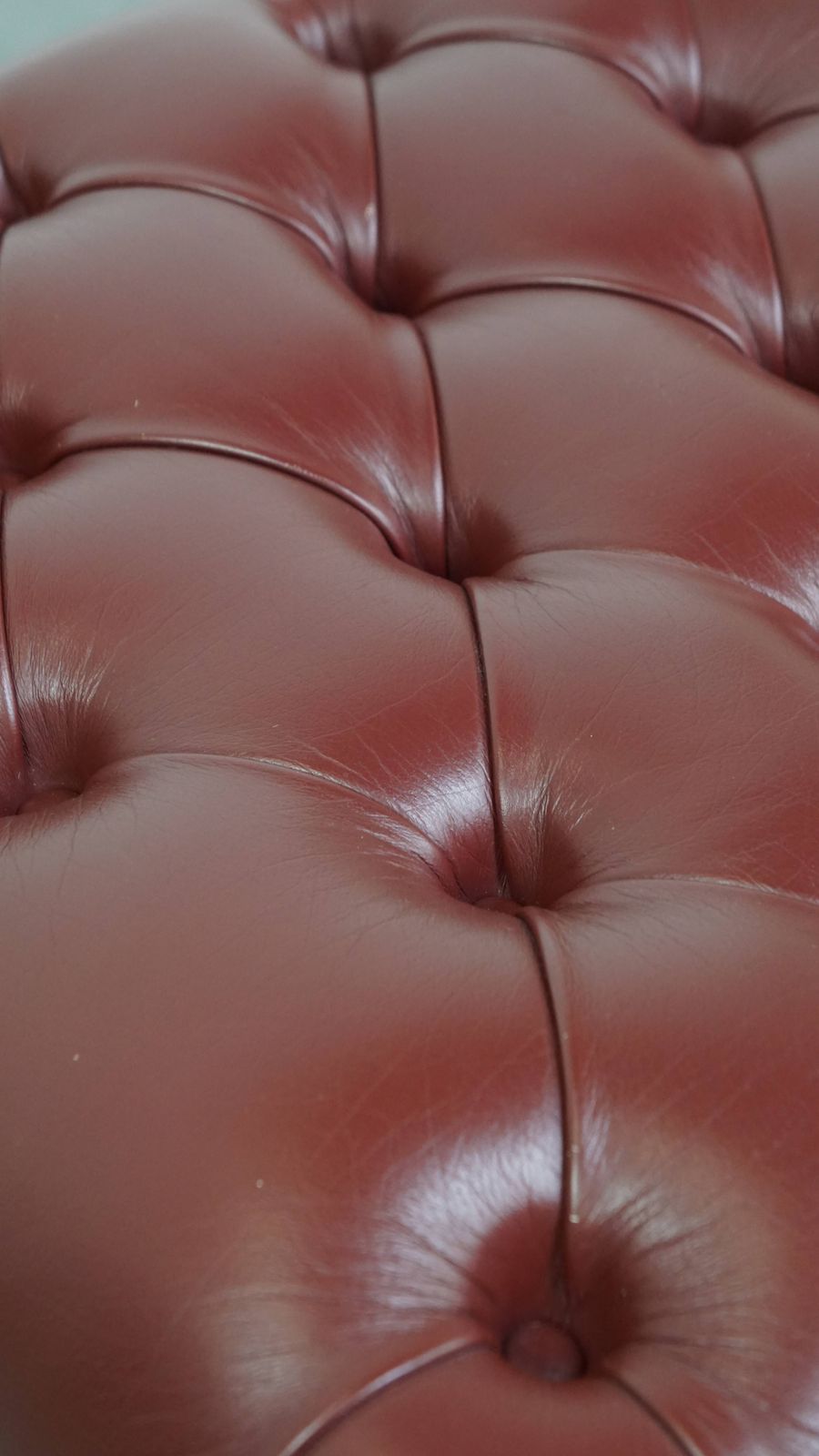 Elegante Rood/Bruine Chesterfield Poef Van Koeienhuid In Zeer Goede Staat photo vintage