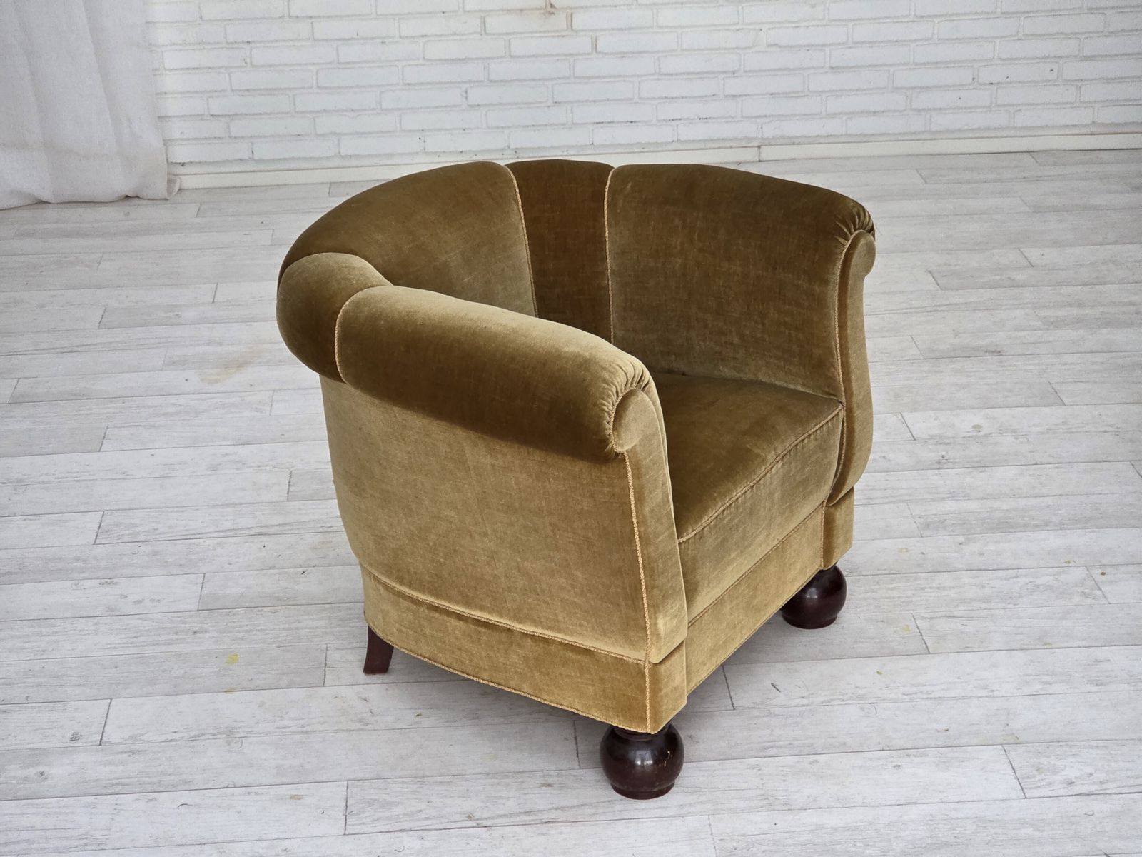 photo furniture Jaren 1960, Deense Relax Fauteuil, Lichtgroen Meubelvelours, Eikenhouten Poten.