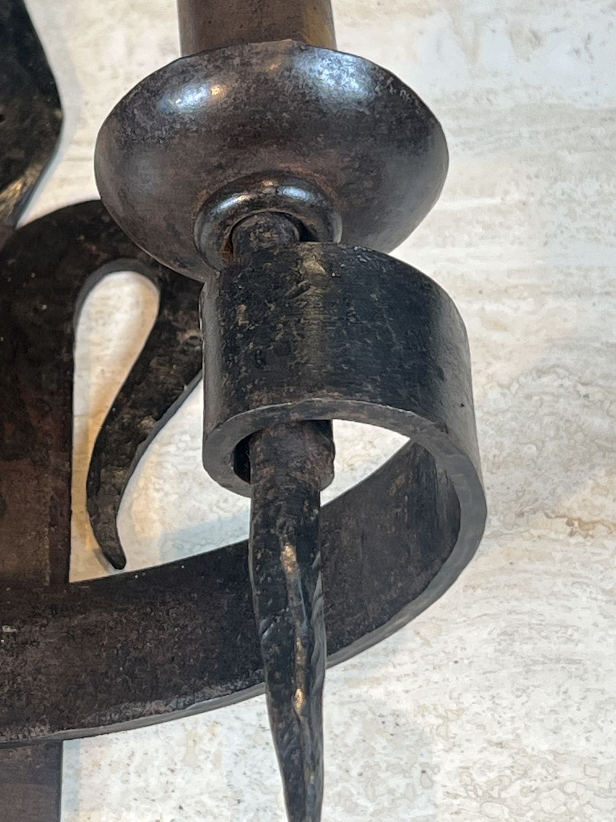 photo vintage Important Pair Of Wrought Iron Wall Sconces "With Fleur De Lys" Design, 2 Light Gothic Style