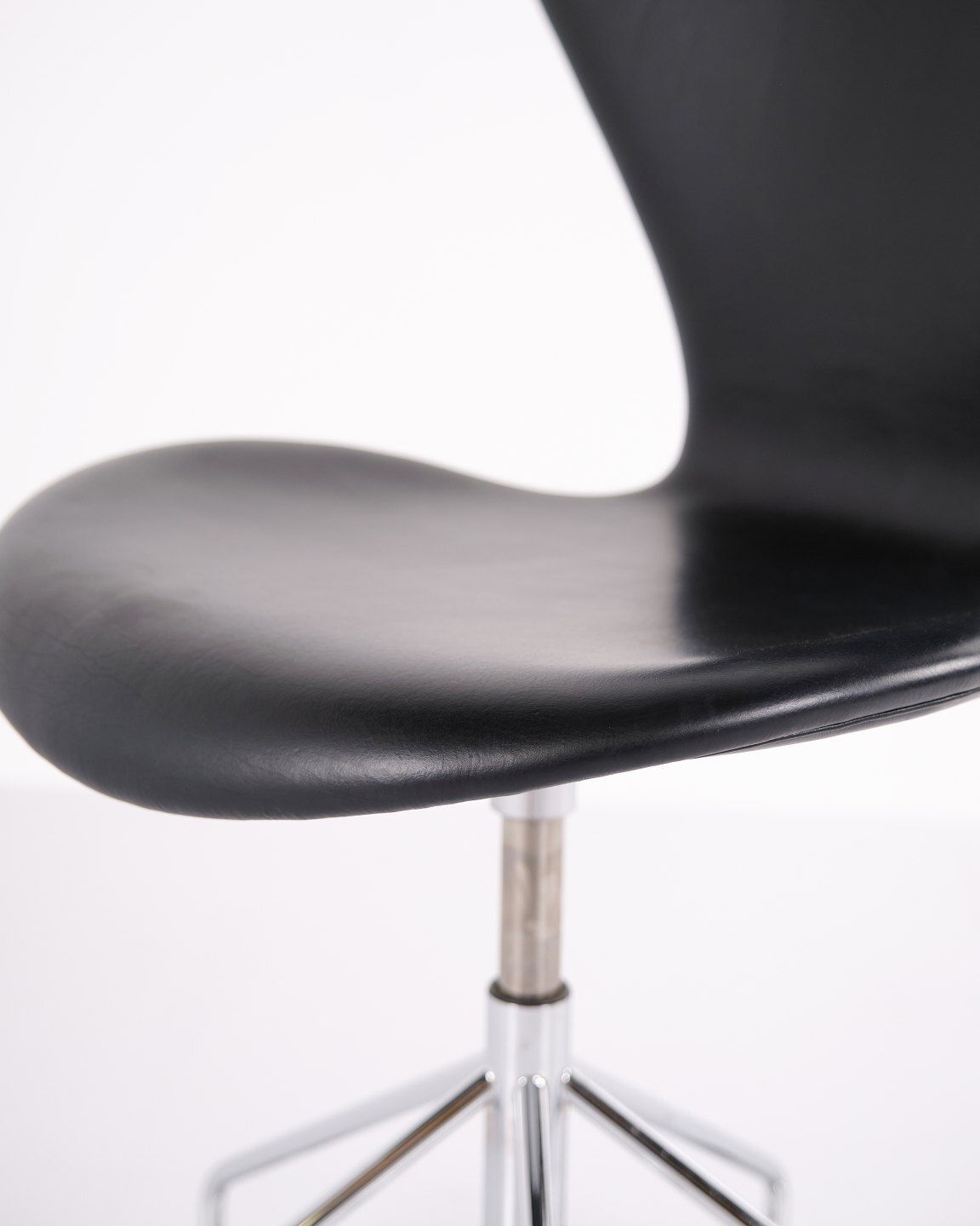 Seven Office Chair   Model 3117   Black Leather   Swivel Function   Arne Jacobsen   Fritz Hansen photo 1375.0