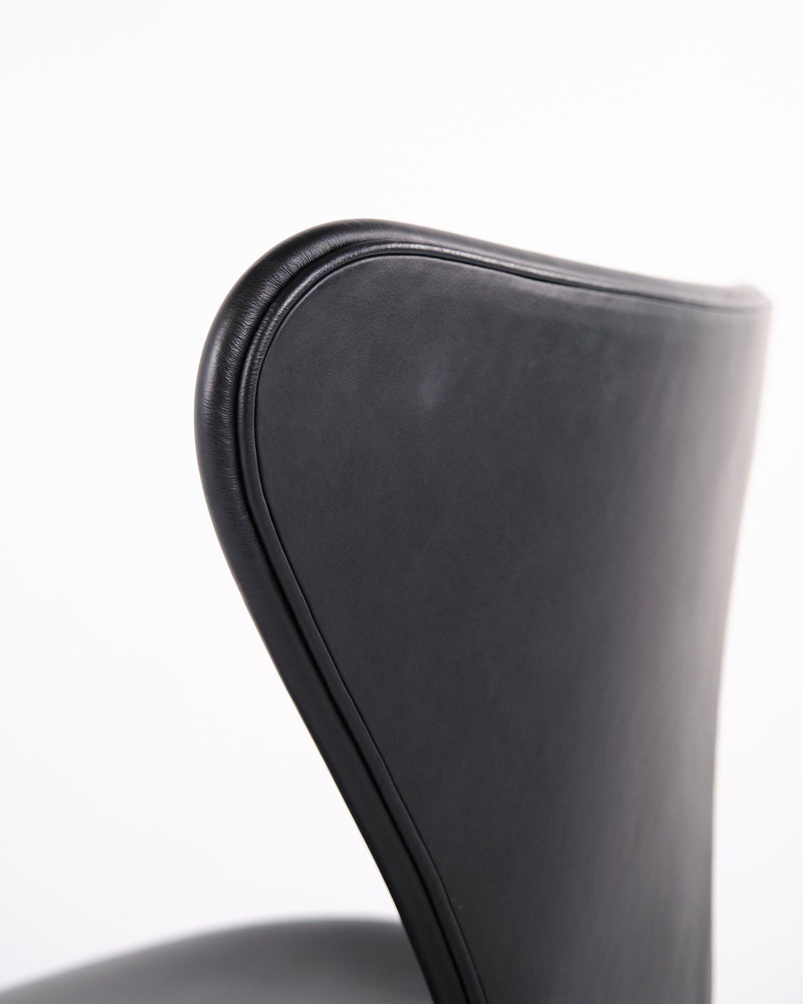 photo furniture Seven Office Chair   Model 3117   Black Leather   Swivel Function   Arne Jacobsen   Fritz Hansen