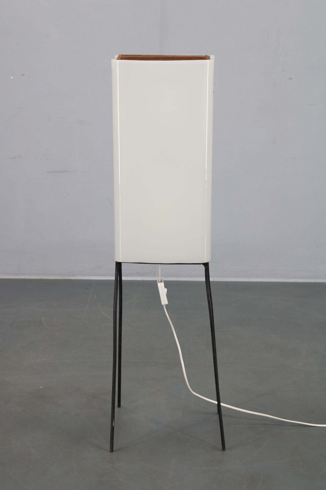 photo vinterior Mid Century Modern Floor Lamp On Iron Legs With Plastic Shade And Wood Accent