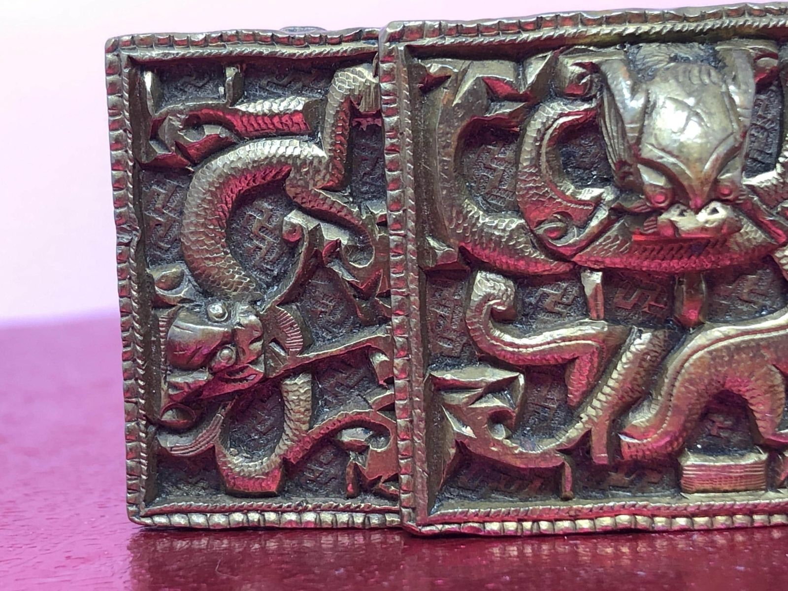 photo furniture Gordelgesp China, Chinese bronzen draak gordelgesp - Daigou kledinghaak - Boeddhistische draak in reliëf - Oosters metaalwerk