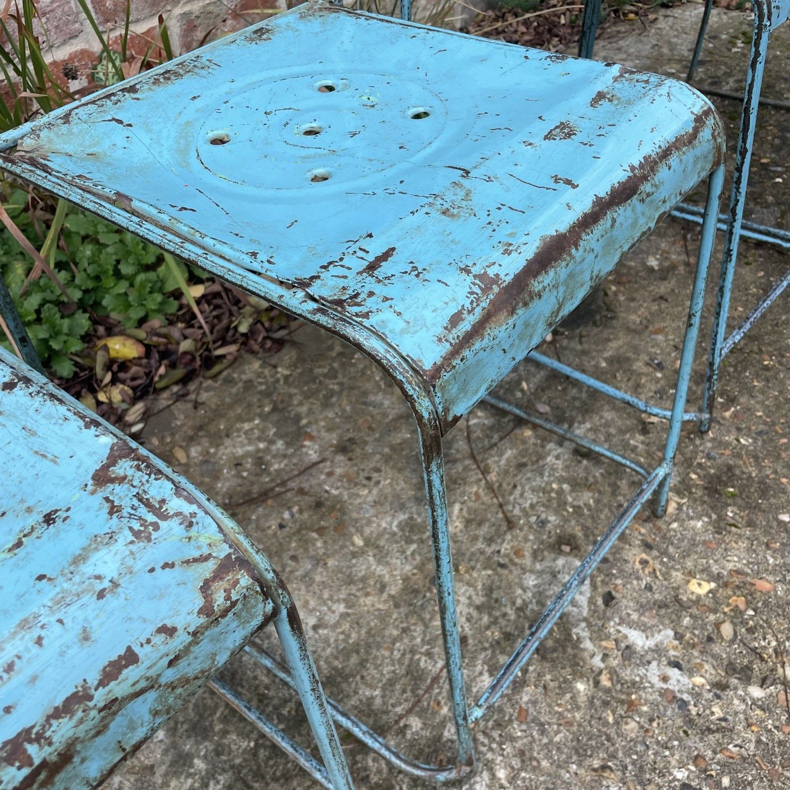 photo vinterior 4 X Vintage Indonesian Blue Metal Industrial Stackable Chairs Unique Set Of 4