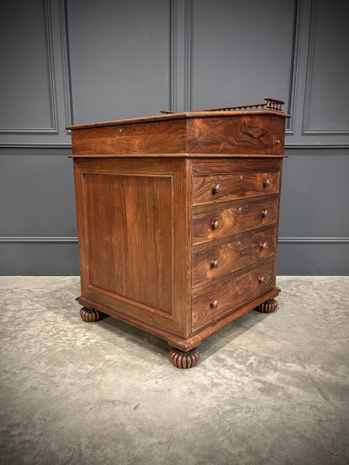 photo vinterior Large 19th Century Rosewood Davenport Desk