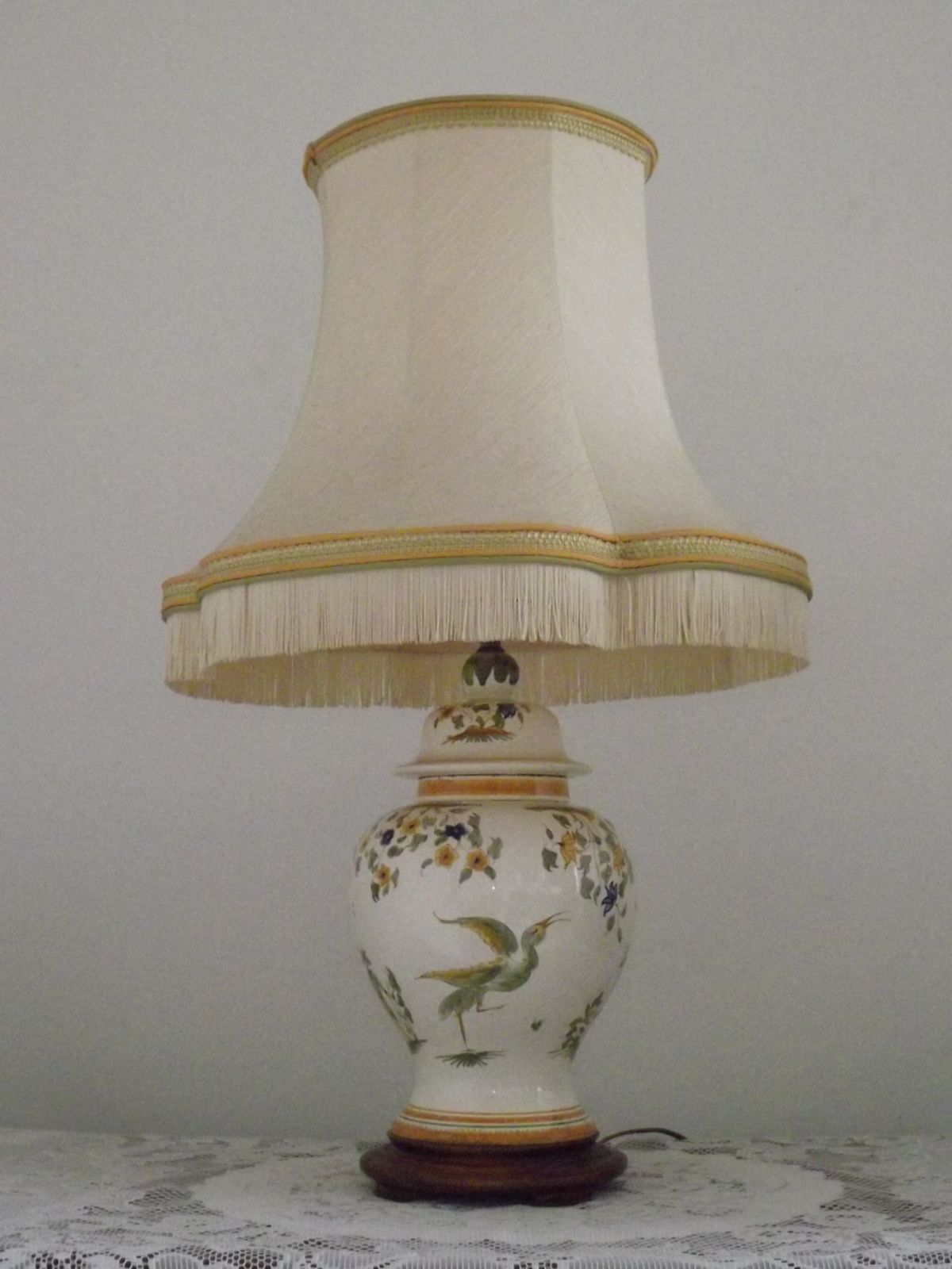 Lampe de table Louis Drimmer de style faïence, socle en bois et abat-jour frangé doublé photo for sale
