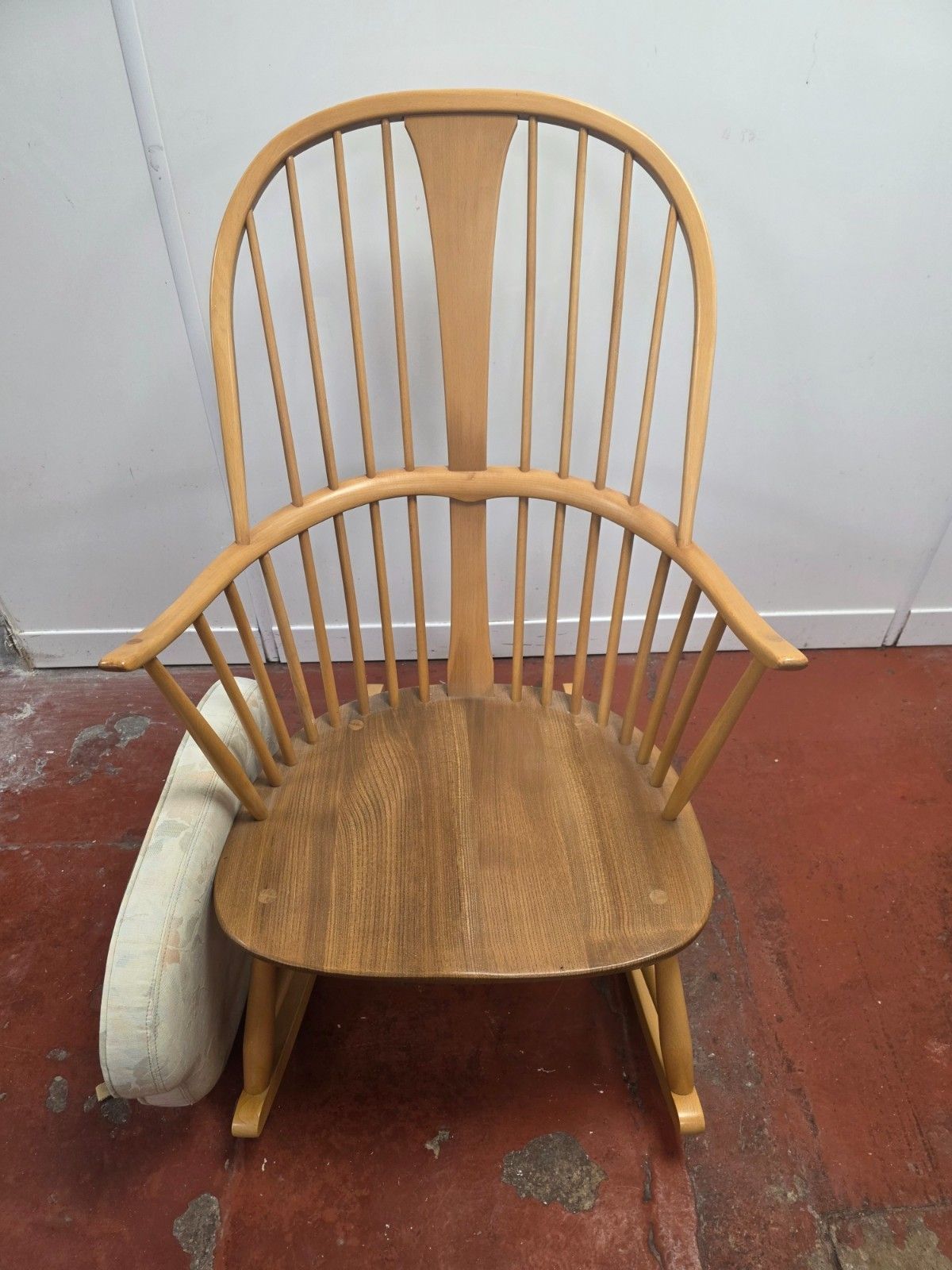 photo vinterior Blonde Ercol Chair Makers Rocking Chair With Original Cushion