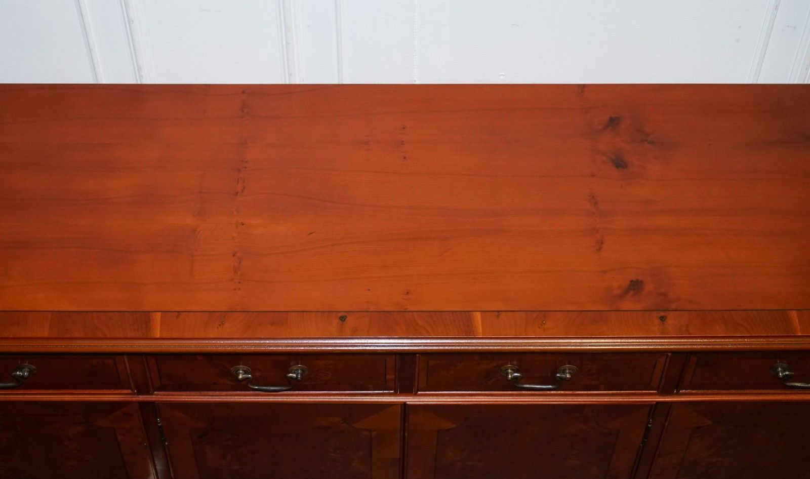 photo vintage Vintage Burr Yew Wood Sideboard With Four Cupboards & Drawers