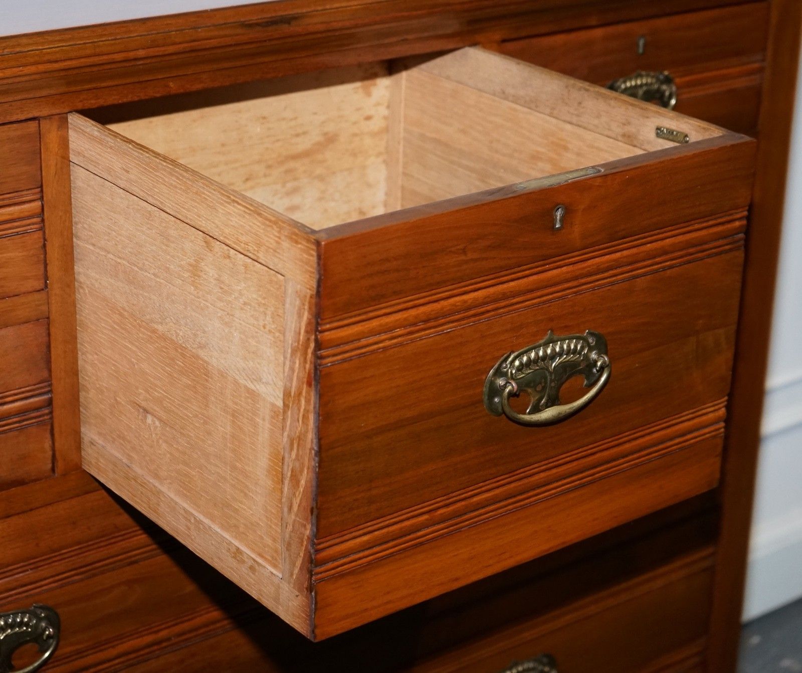 photo vinterior Antique 1904 Arts & Crafts Period Chest Of Drawers Made By Harris Lebus