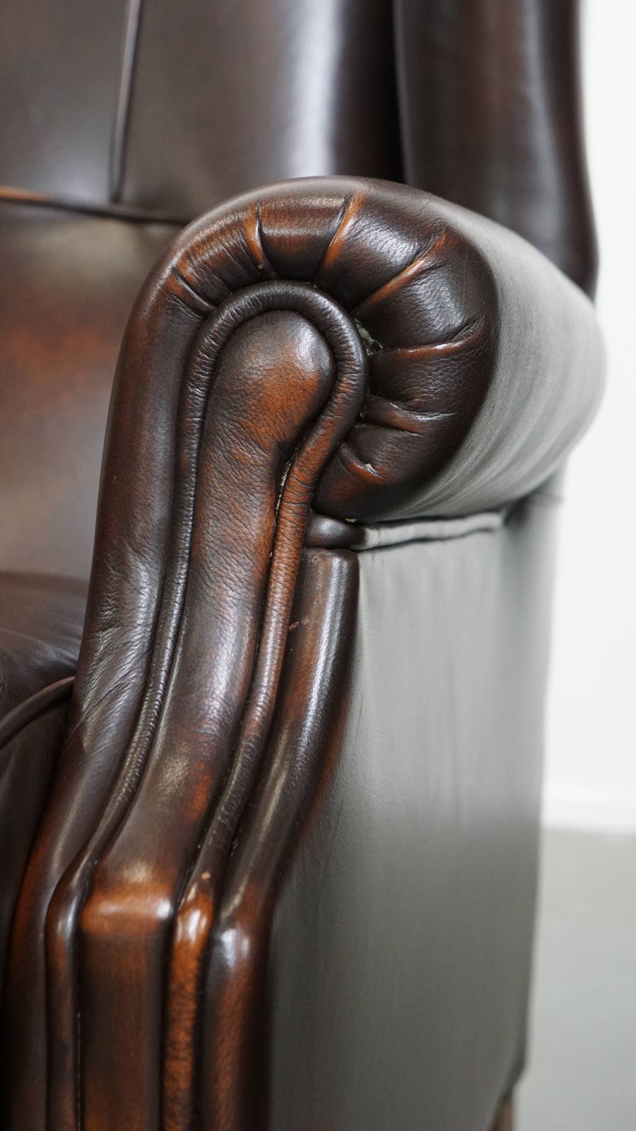 photo vintage Set Van 2 Engelse Stijl Vleugelfauteuils In Koeienhuid Met Luxe Afwerking