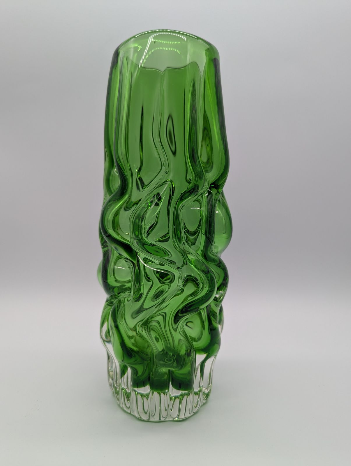 Pavel Hlava For Borské Sklo – Green Single Tone Encased “Brain” Vase, C.1960s (26 Cm) photo vinterior