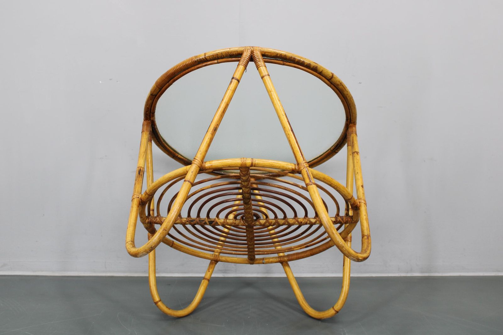 photo vintage 1960s Italian Rattan Coffee Table With Glass Top, Mid Century Round Design
