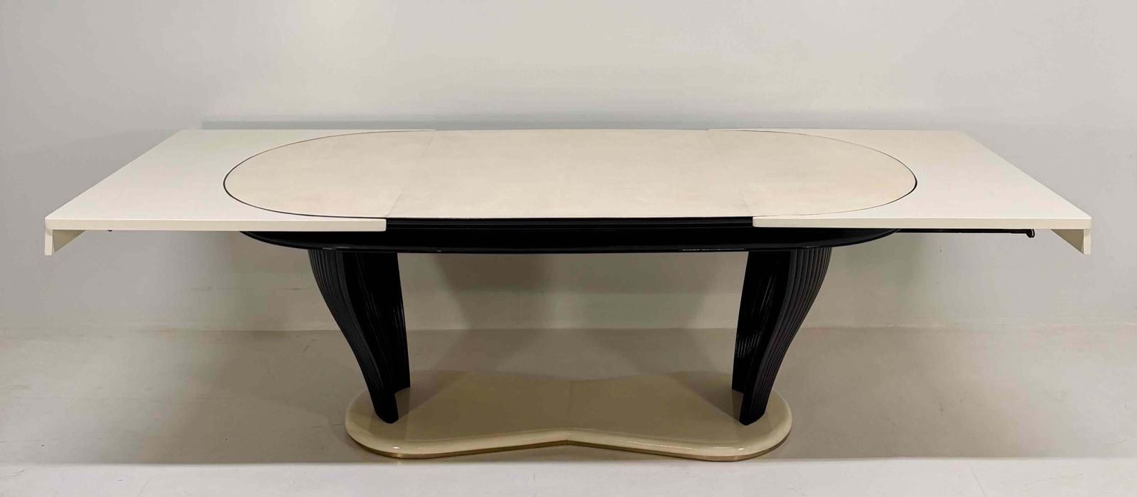 photo vinterior Extendable Italian Art Deco Dining Table Att. Vittorio Dassi In Parchment, 1940s