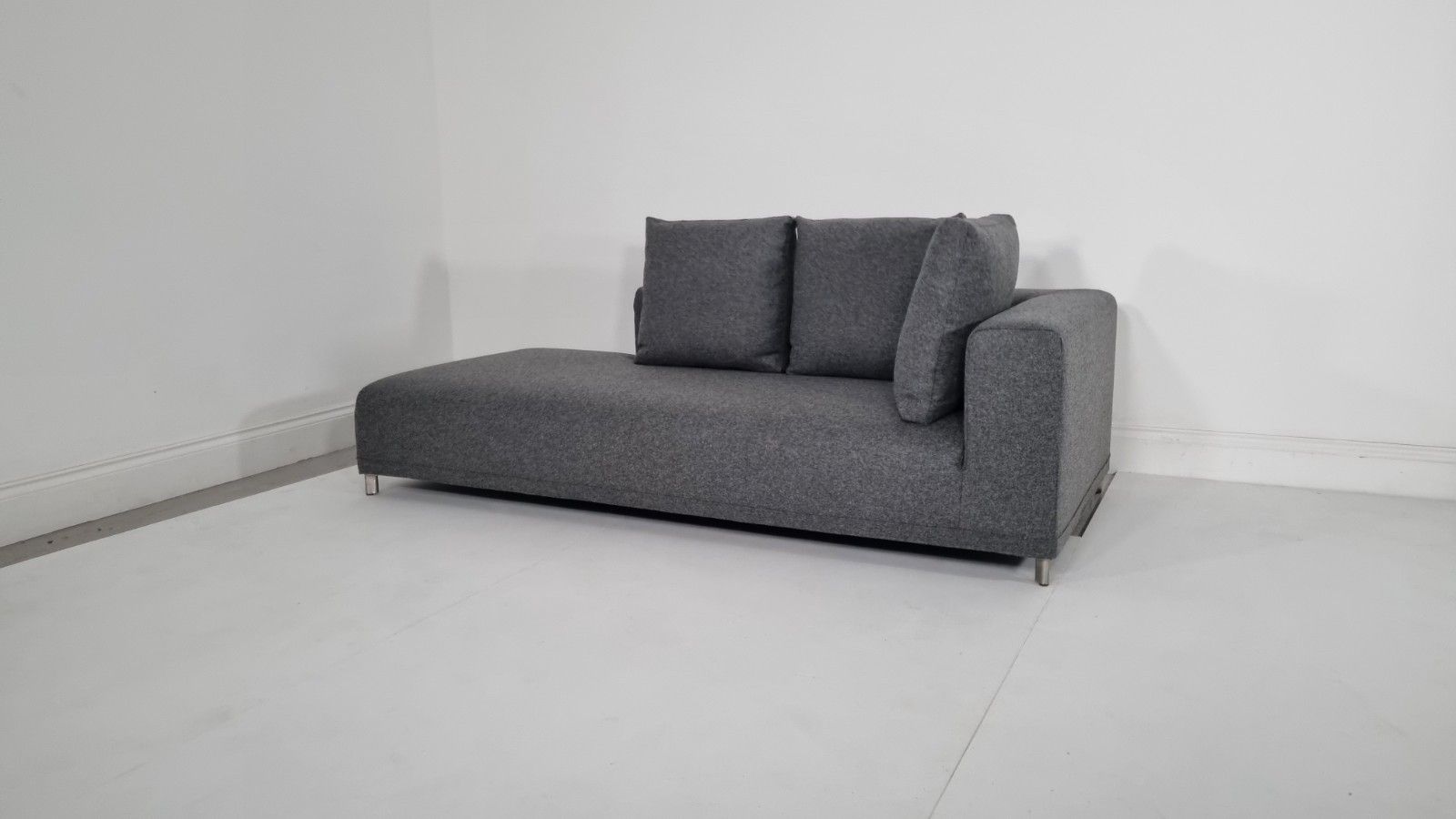 2220.0 Ligne Roset Opium Chaise Unit In Luxurious Grey Wool In Excellent Condition photo