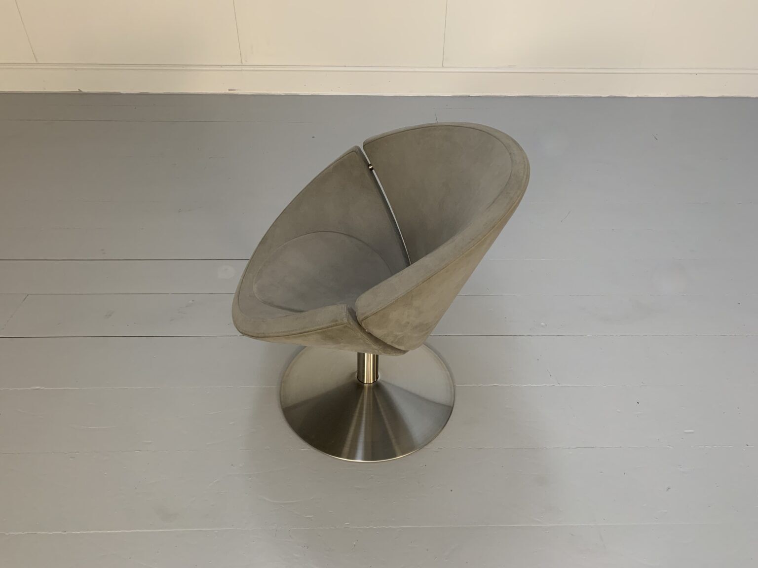 photo furniture Suite Of 4 “Ej 96 Apollo” Chairs In Mid Grey Alcantara