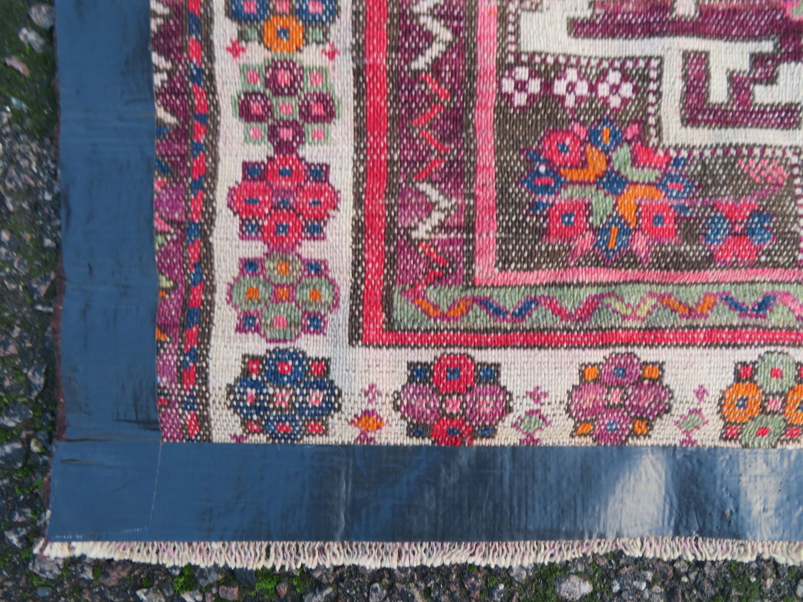 photo vintage Distressed Caucasian Lesghi Rug. 140cm X 100cm.