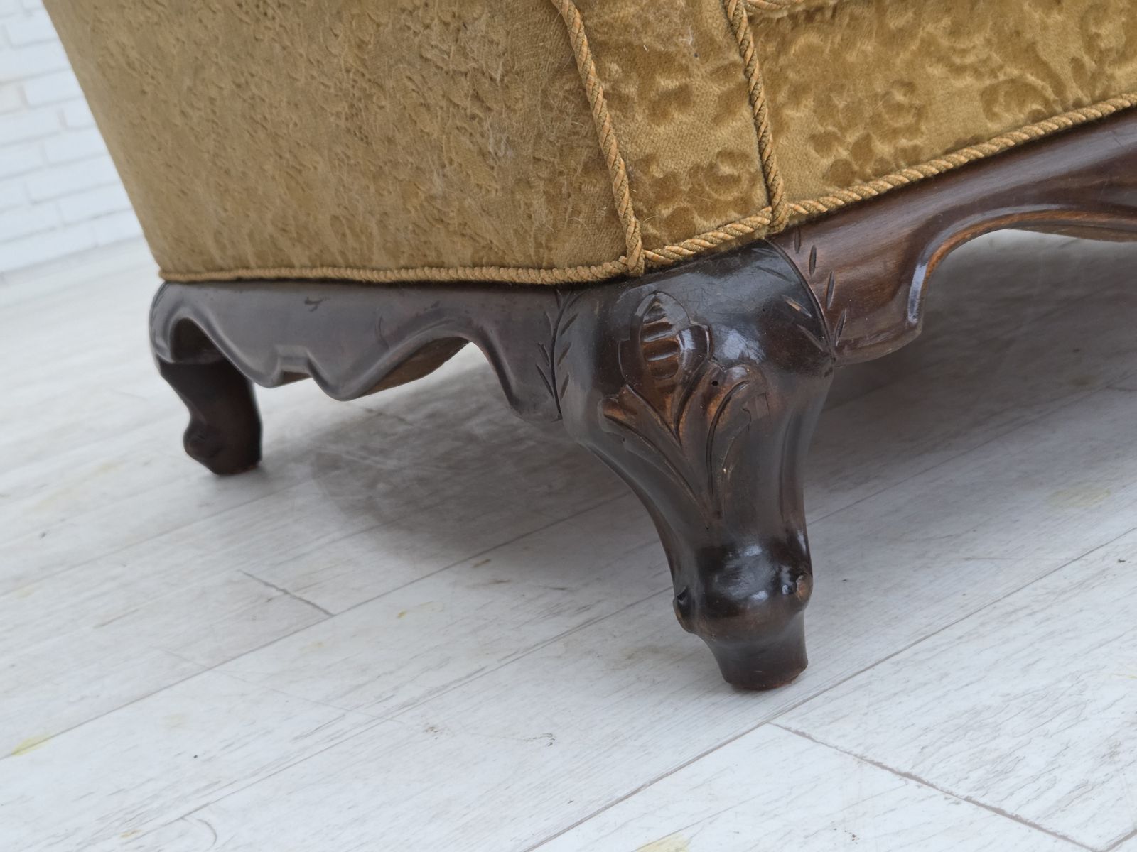 Ca. Jaren 1950, Deense Relax Fauteuil, Meubelvelours, Gesneden Eikenhout. photo Meubels