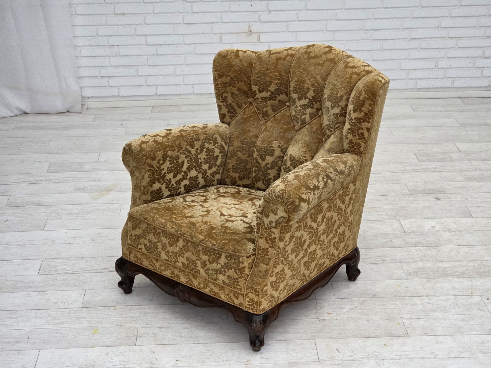 photo vintage Ca. Jaren 1950, Deense Relax Fauteuil, Meubelvelours, Gesneden Eikenhout.