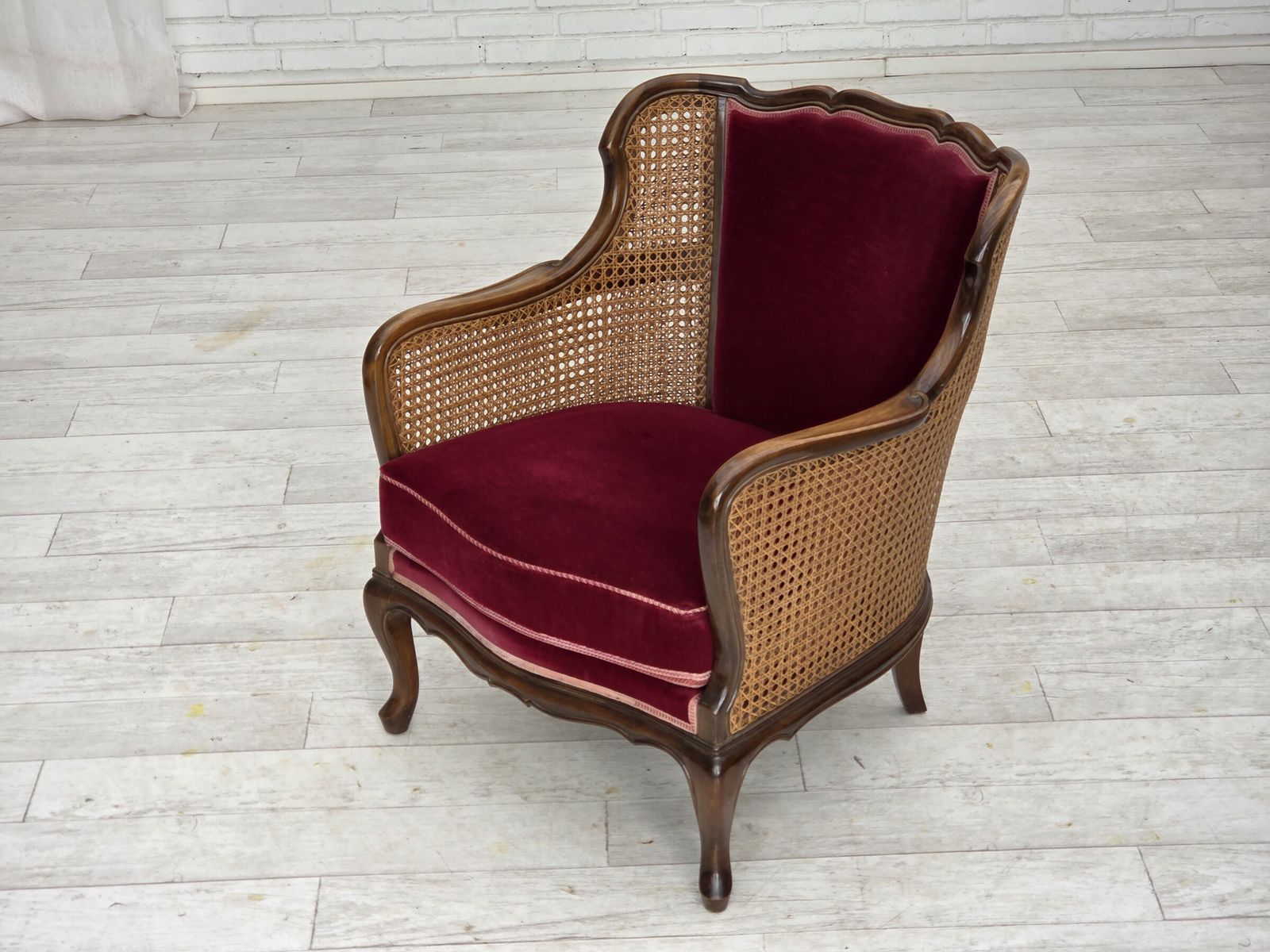 photo furniture Ca. Jaren 1950, Deense Fauteuil, Meubelvelours, Essenhout, Meubelgaas.