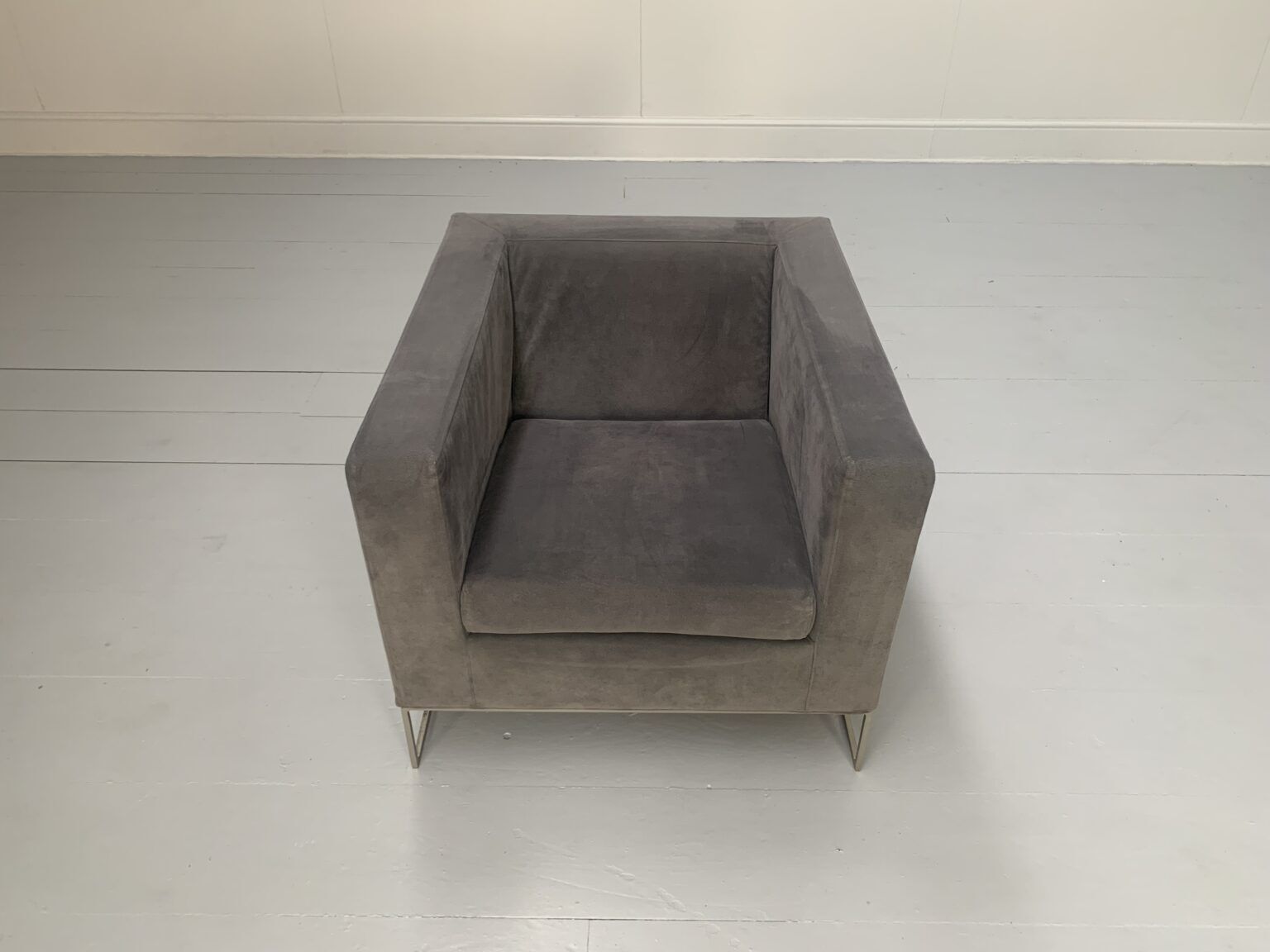 Minotti “Klee” Armchair – In Grey Alcantara photo vinterior
