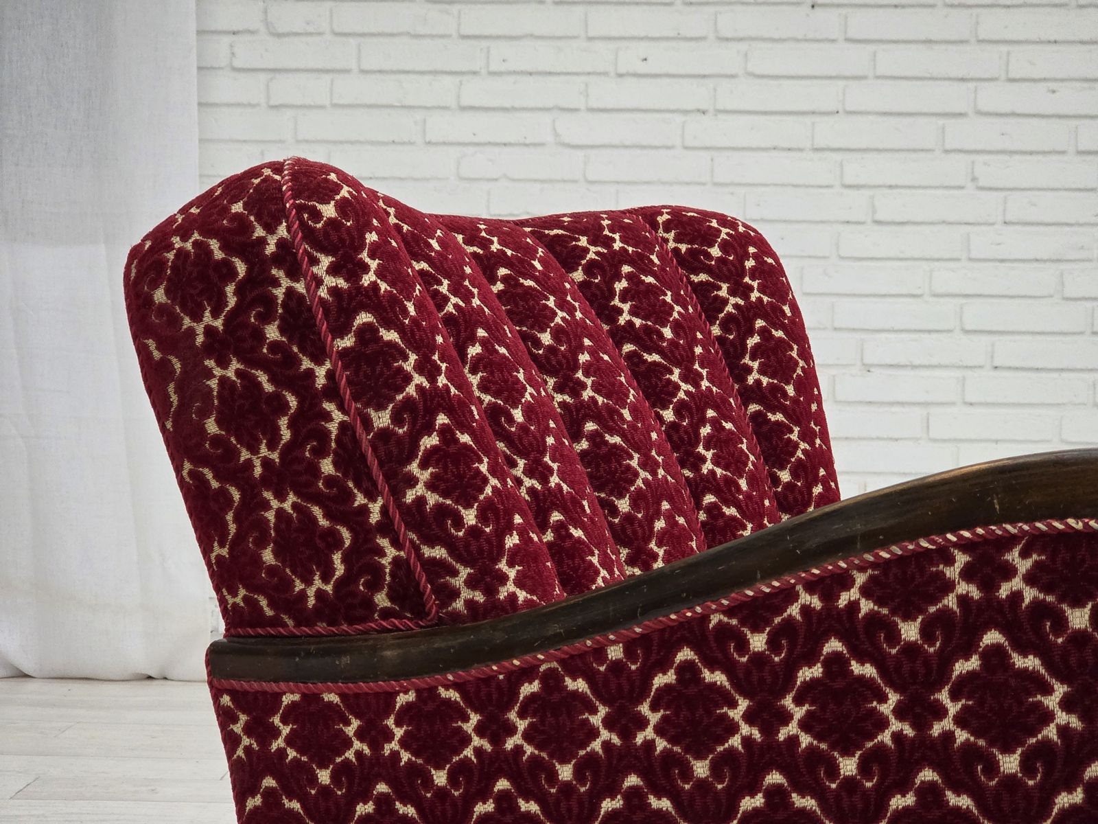 Ca. Jaren 1960, Deense Fauteuil, Kersenrode Meubelvelours, Eikenhout. photo furniture