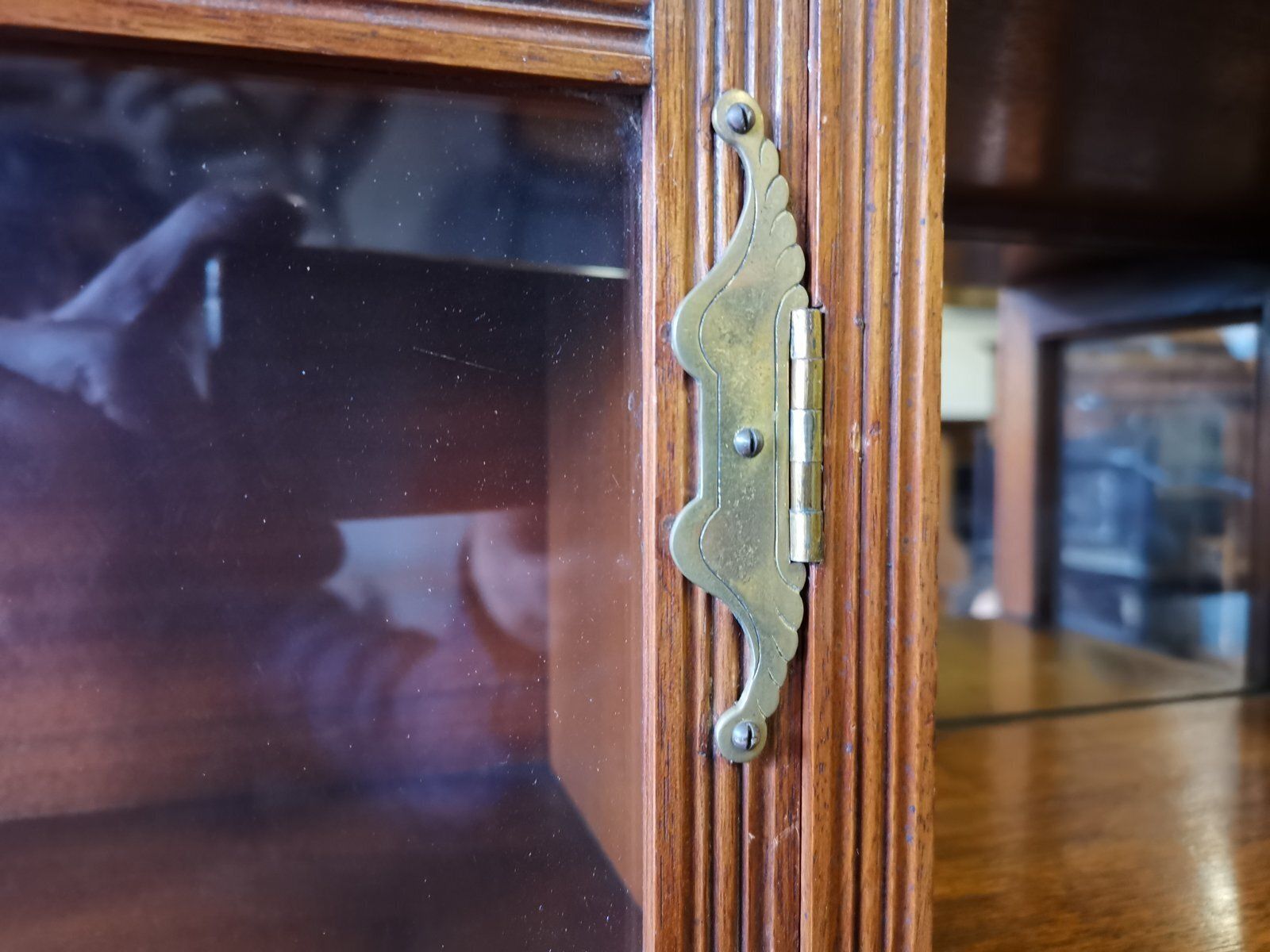 Gregory & Co, H W Batley Attri, An English Walnut Aesthetic Movement Sideboard photo vinterior