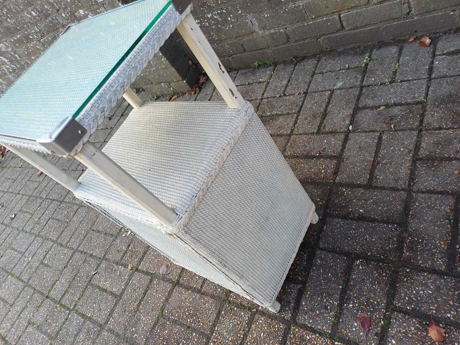 photo vinterior Vintage Retro White Loom Bedside Cabinet Glass Top & Shelf Chrome Retro Lloyd Loom Style Side Table, Painted Rattan Storage Cupboard 1950s