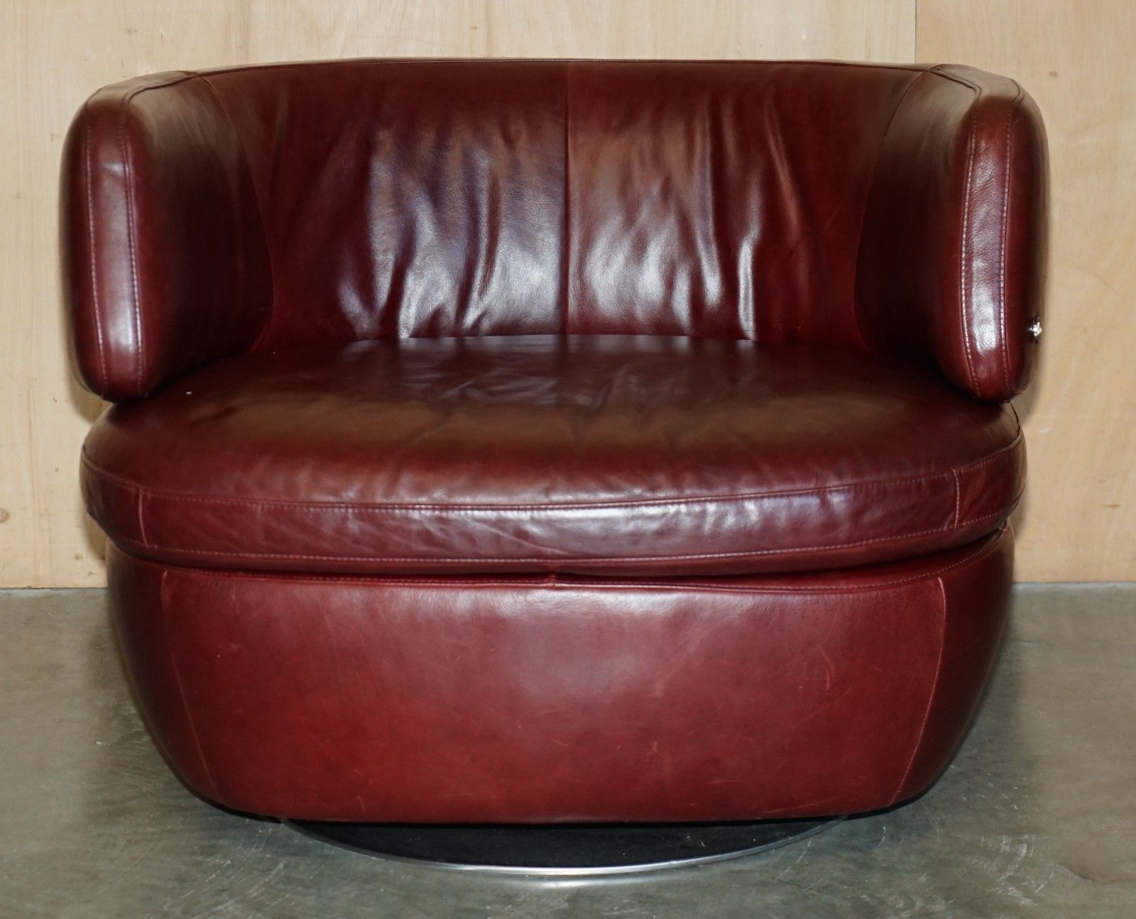 Pair Of Exquisite Bordeaux Leather Natuzzi Swivel Armchairs With Lumbar Cushions photo vinterior