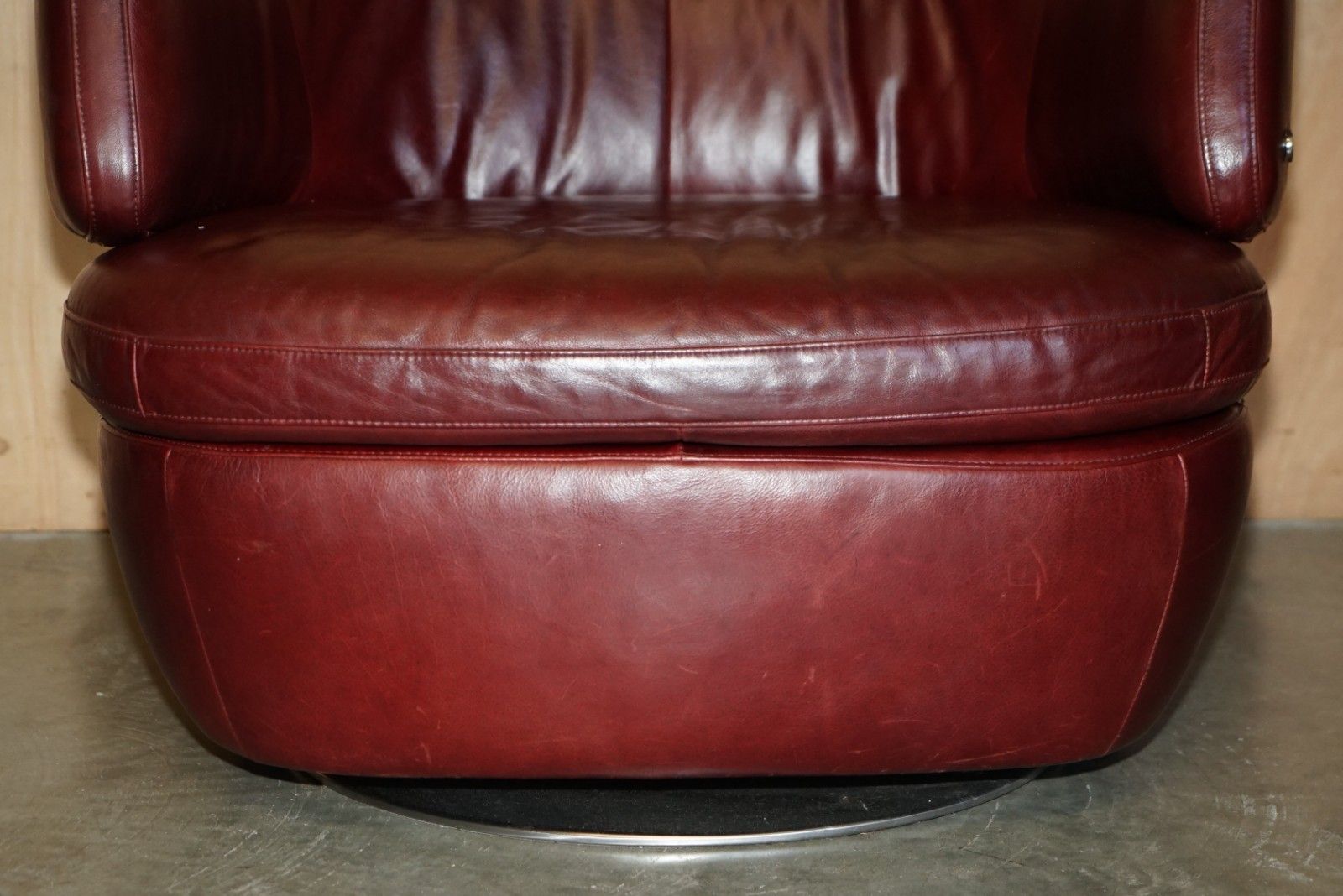 Furniture Pair Of Exquisite Bordeaux Leather Natuzzi Swivel Armchairs With Lumbar Cushions photo