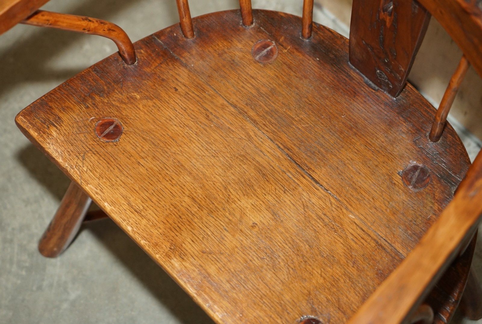 photo vintage Rare Antique 18th Century Yew & Oak Windsor Armchair Primate Design Stick Back