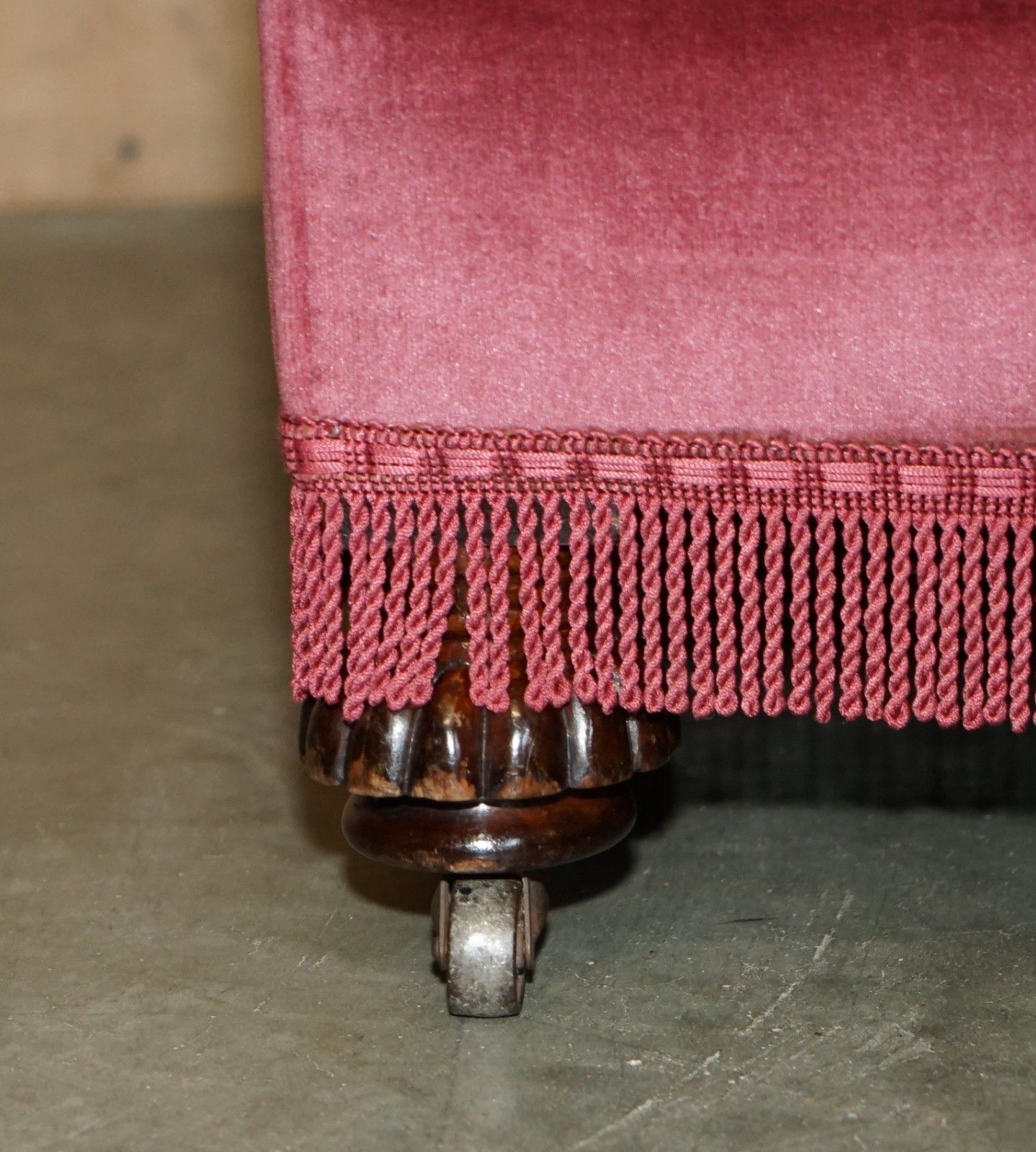 photo vinterior Exquisite Victorian Salmon Velour Upholstered Sofa & Pair Of Armchairs Suite