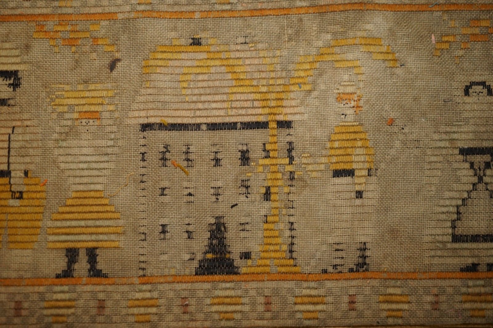 photo vinterior Antique 19th Century North American Colonial Tapestry With Vibrant Colours