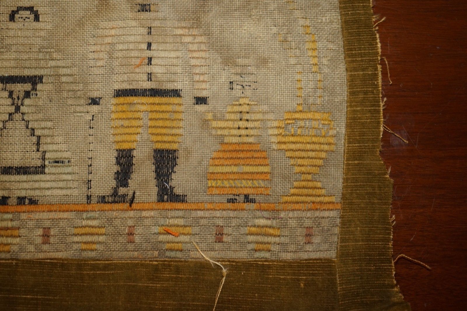 photo vintage Antique 19th Century North American Colonial Tapestry With Vibrant Colours
