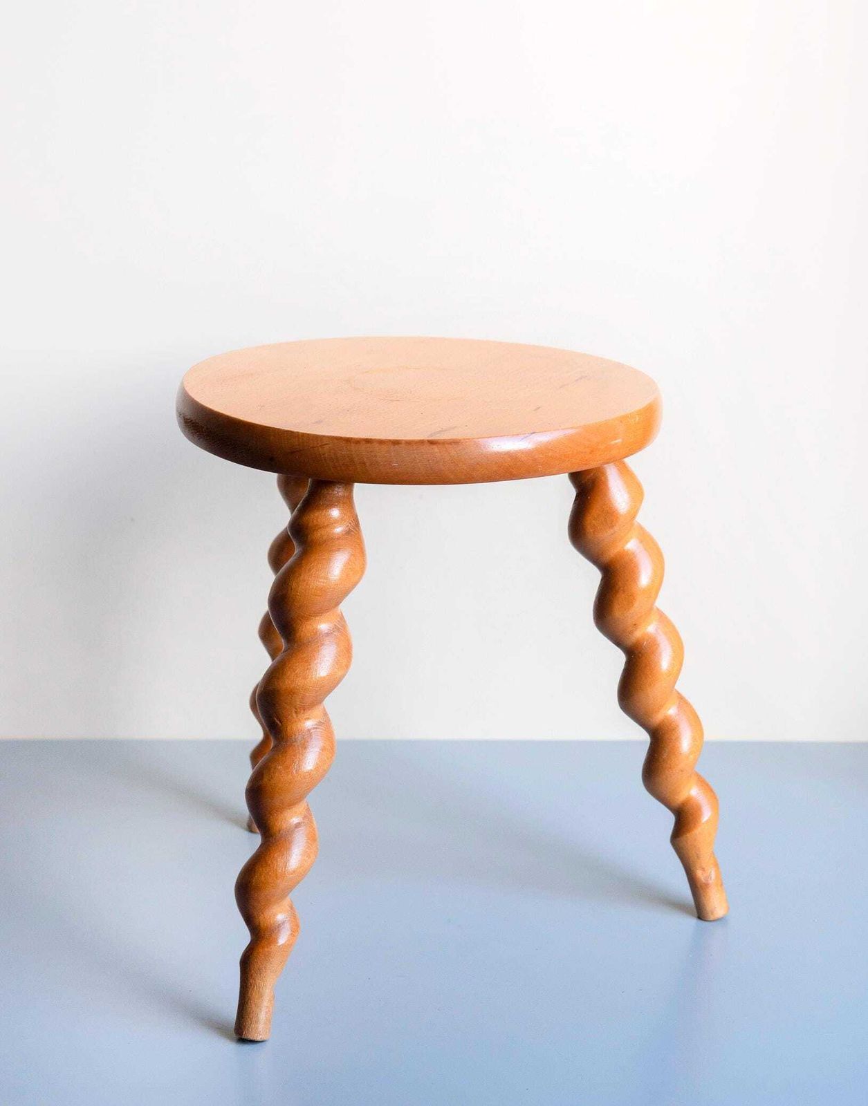 Tabouret de traite vintage français à pieds torsadés, pieds tournés, table d'appoint rustique en bois photo 207.0