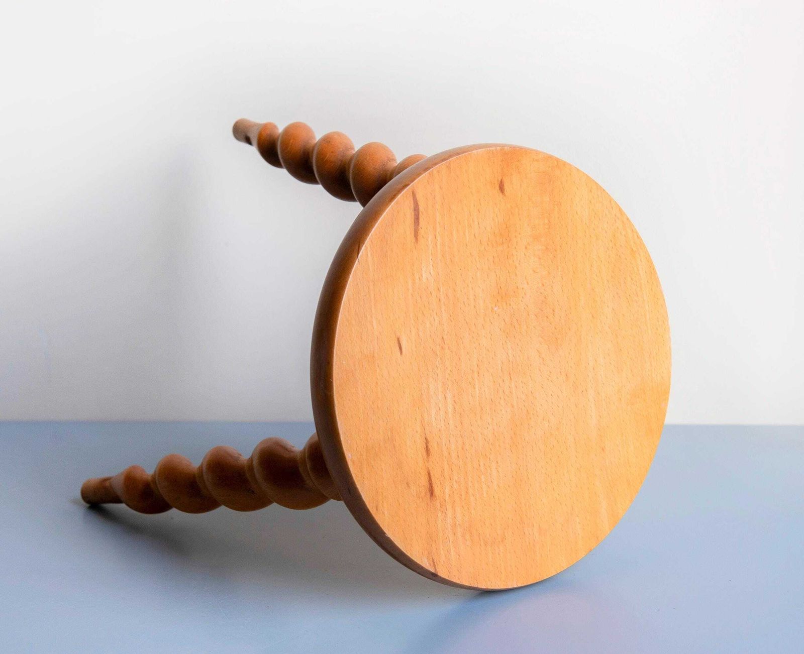 Tabouret de traite vintage français à pieds torsadés, pieds tournés, table d'appoint rustique en bois photo vinterior