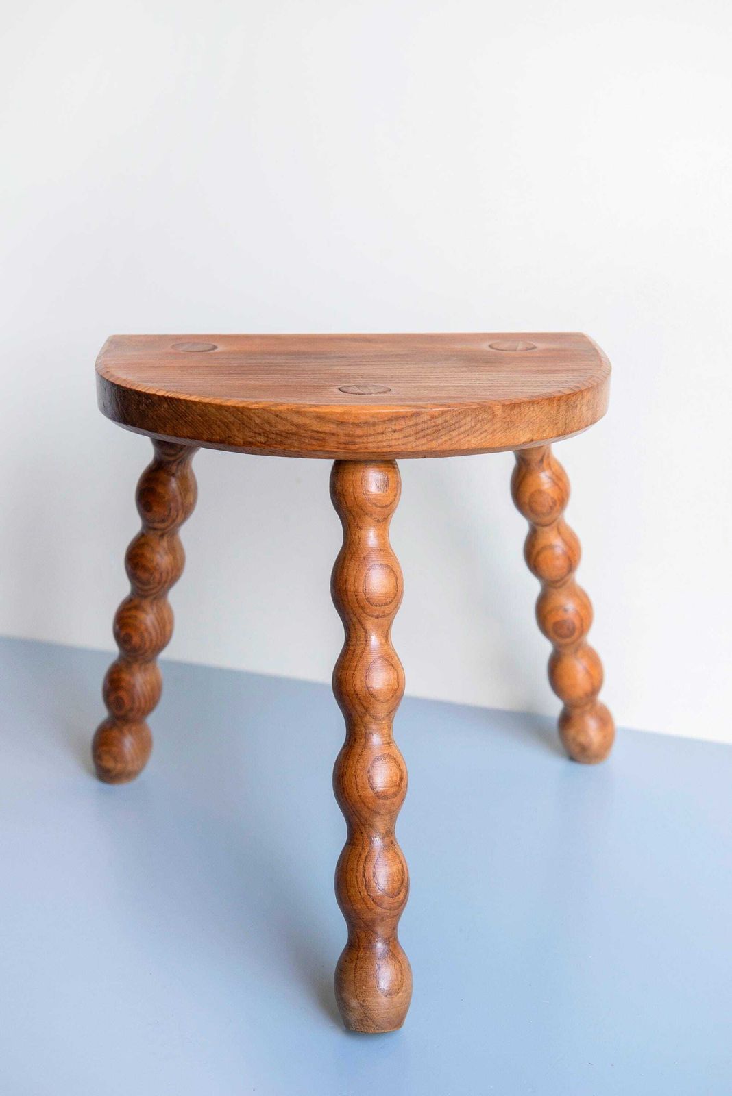 Tabouret vintage français en chêne à pieds tournés, demi-lune, support pour plante photo for sale