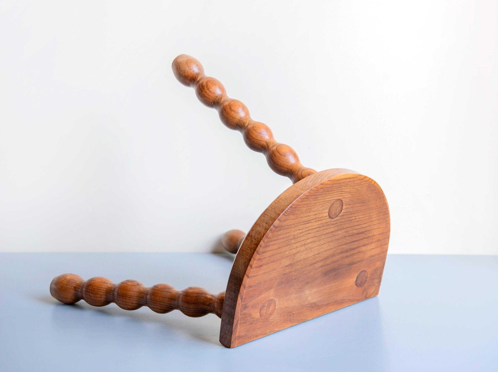photo furniture Tabouret vintage français en chêne à pieds tournés, demi-lune, support pour plante