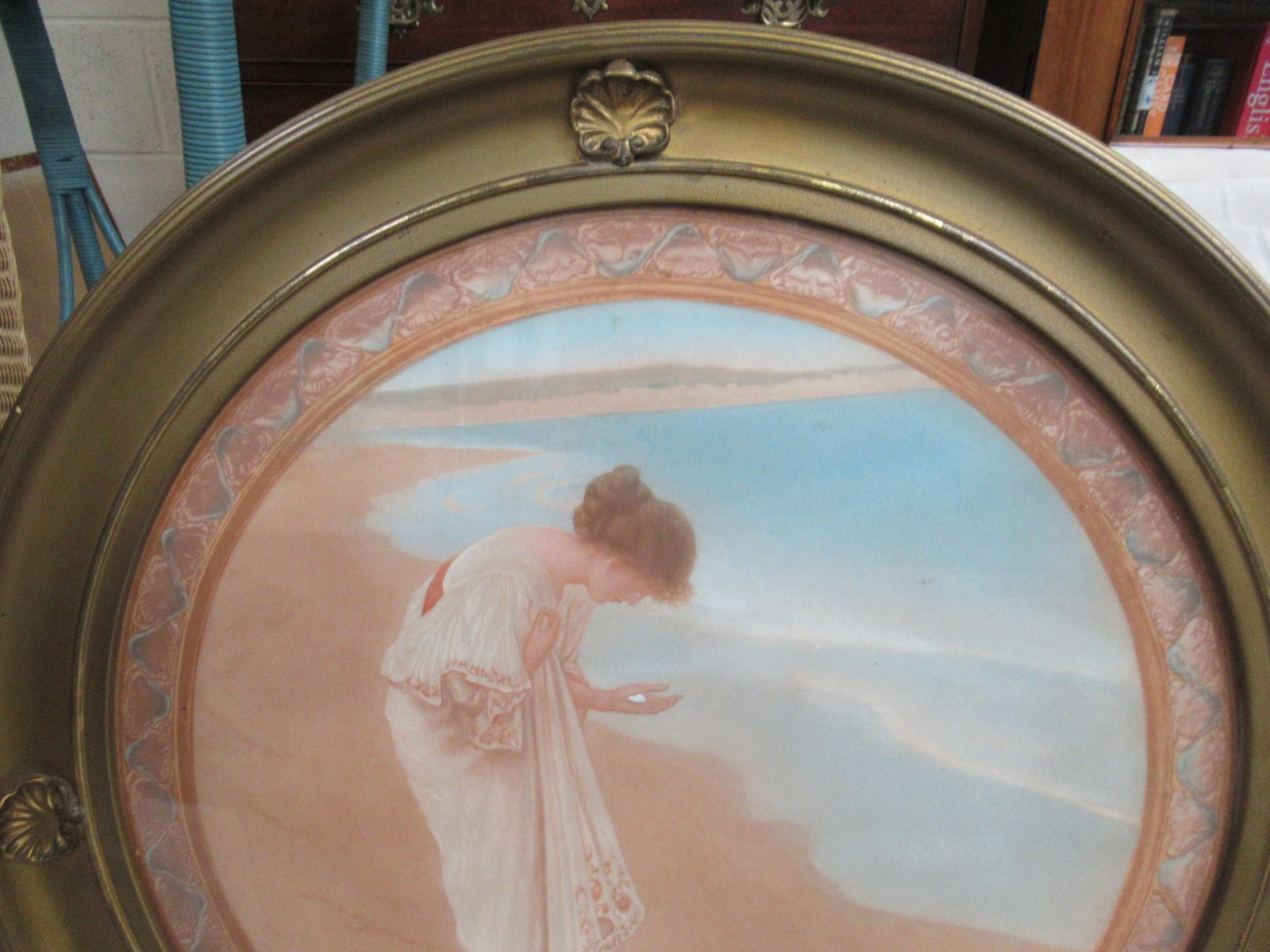 A Pair  Of 1920s Round Gilt Frame  Decorative    Wall Pictures photo vinterior