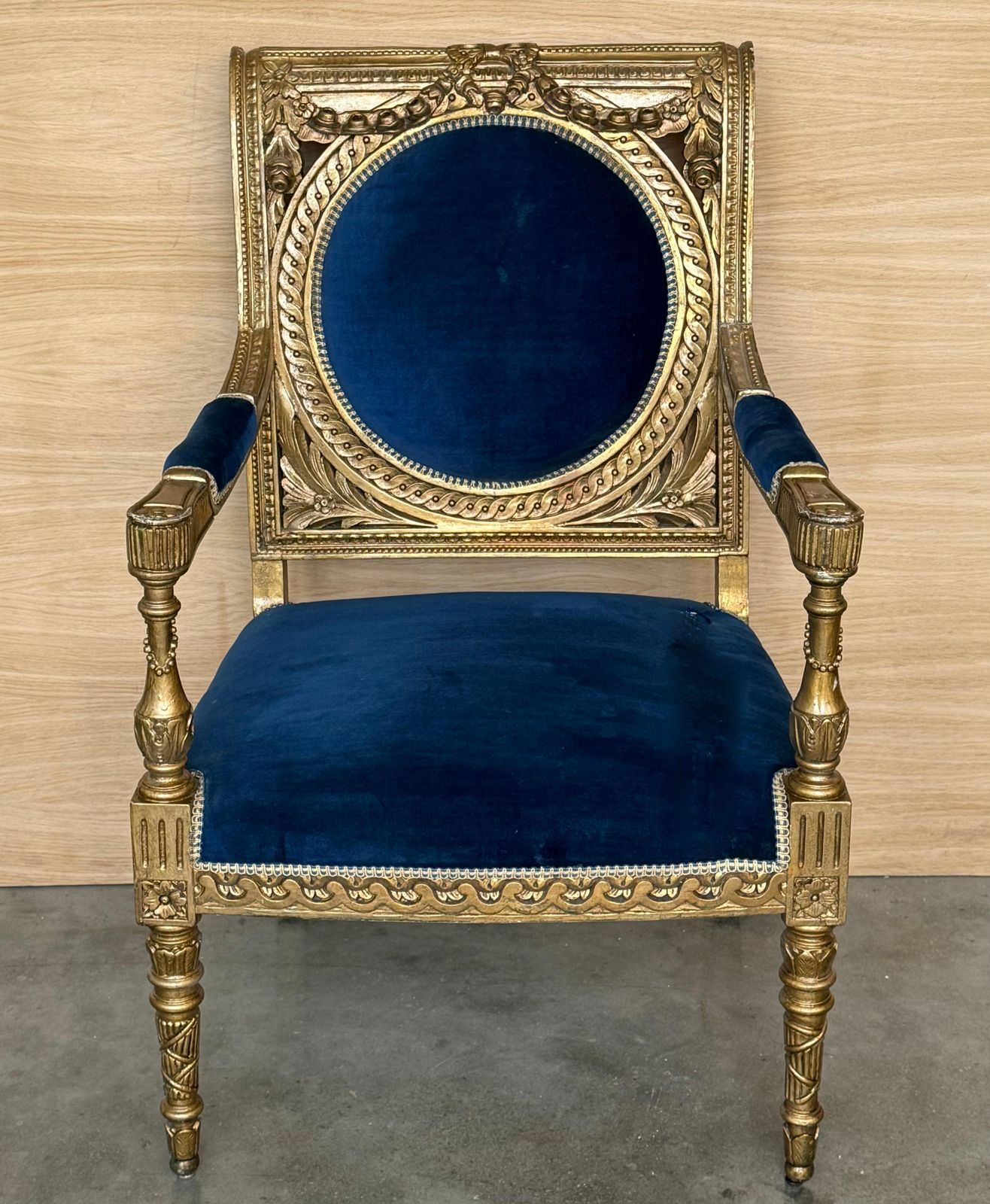 Paire de fauteuils en bois doré de style Louis XVI, revêtement en velours bleu Klein photo furniture