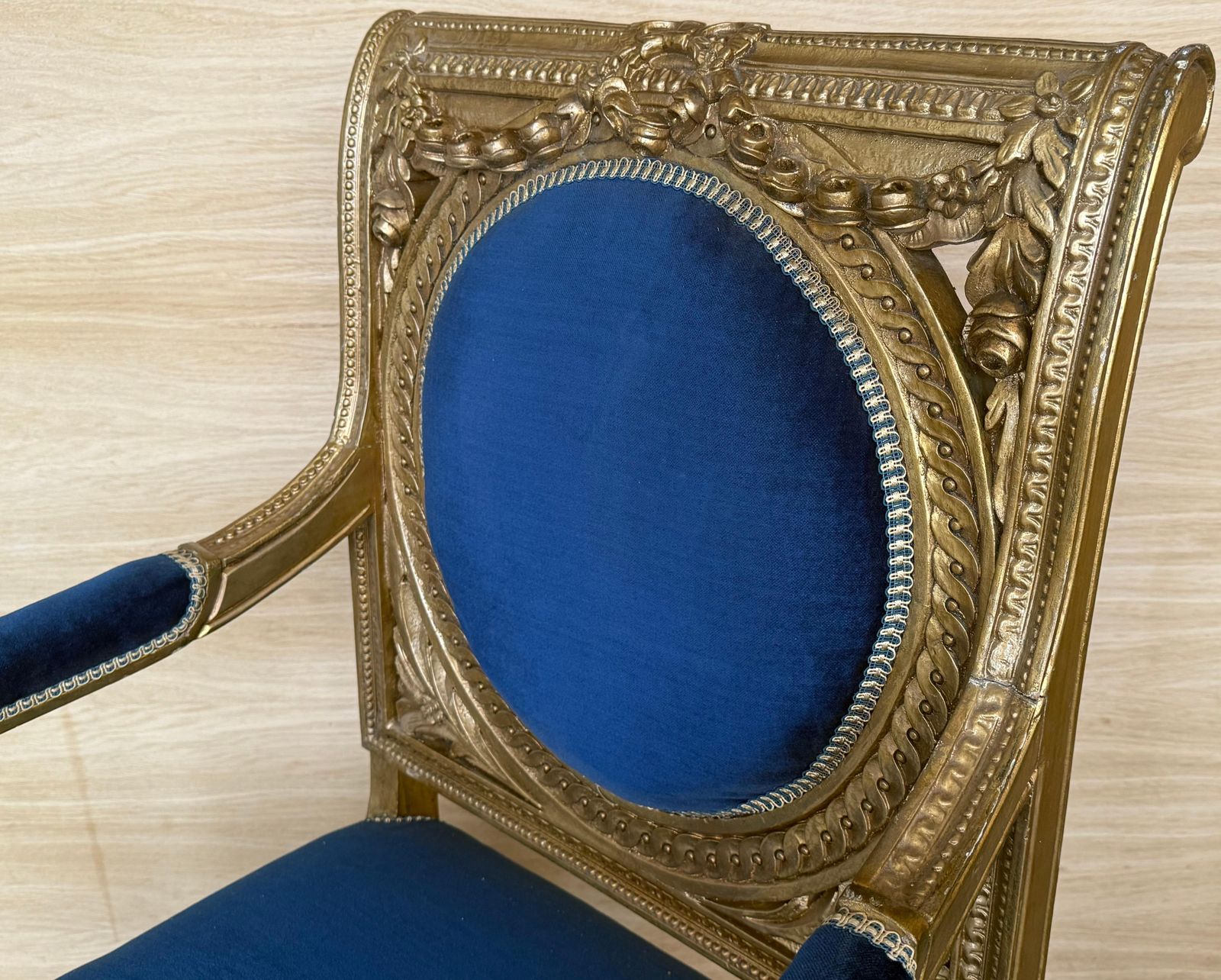 Paire de fauteuils en bois doré de style Louis XVI, revêtement en velours bleu Klein photo vintage