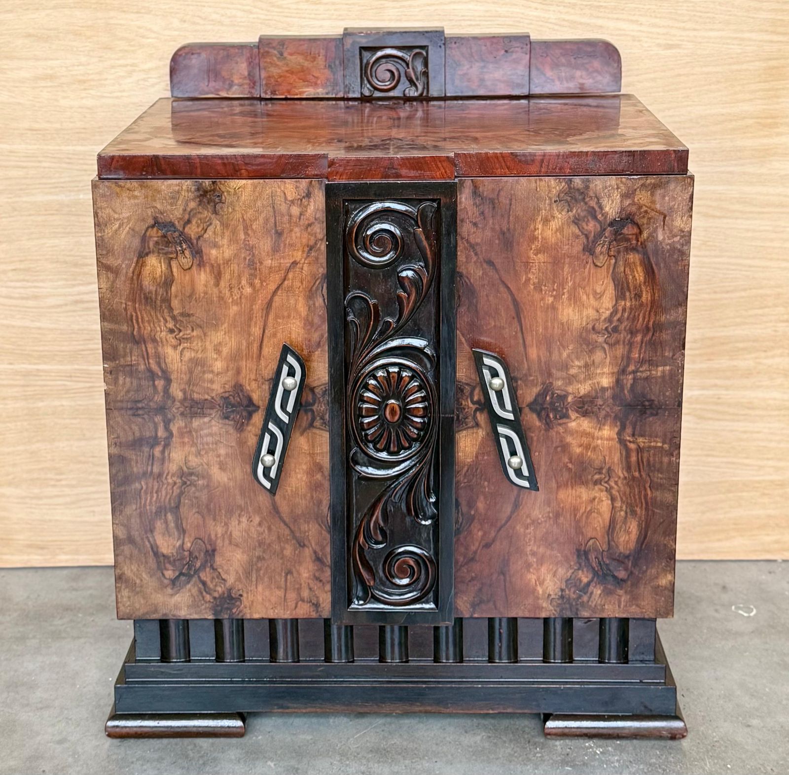 Paire de cabinets de chevet Art déco en loupe de noyer massif photo furniture