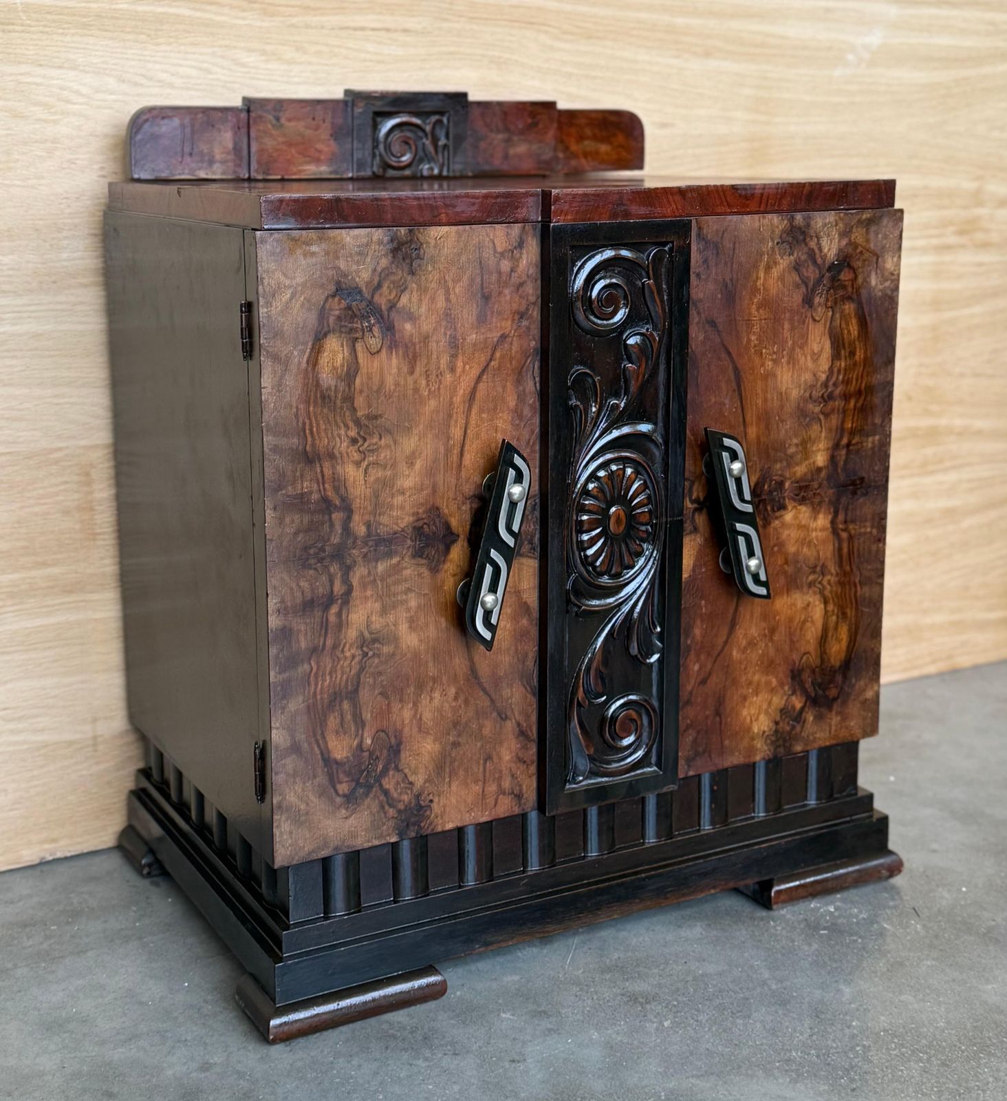 Paire de cabinets de chevet Art déco en loupe de noyer massif photo 4158.0